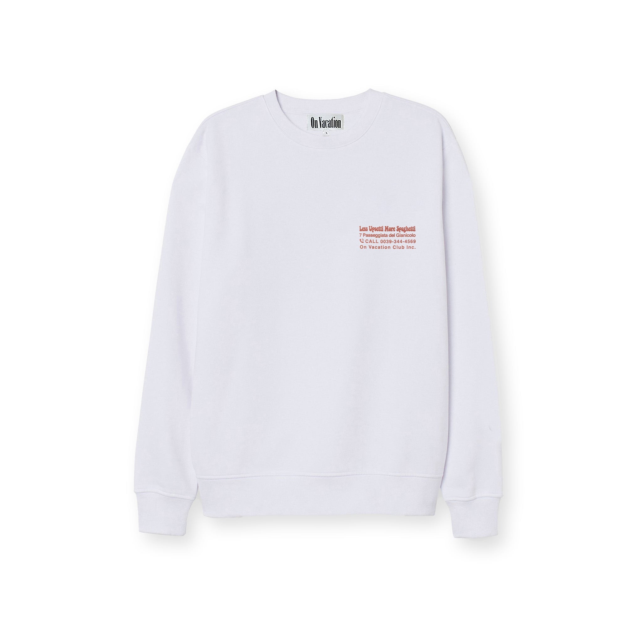Ein schlichtes weißes Sweatshirt mit Rundhalsausschnitt und einem kleinen roten Text auf der linken Brustseite auf weißem Hintergrund. Der Text ist nicht deutlich lesbar.
