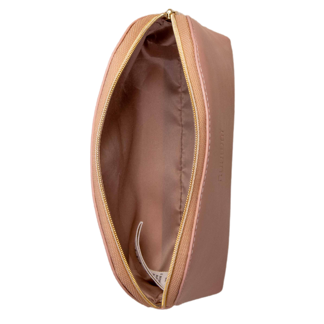 Braune Kosmetiktasche aus Stoff mit Reißverschluss, geöffnet und leer, aufrecht stehend.