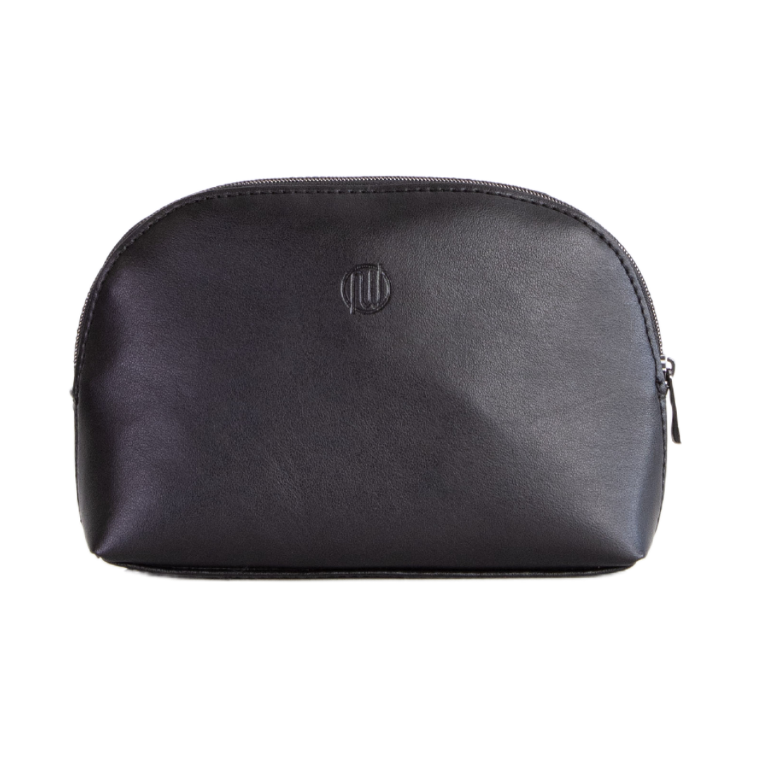 Schwarze Leder-Kosmetiktasche mit Reißverschluss, abgerundete Form und eingeprägtem Logo in der Mitte.