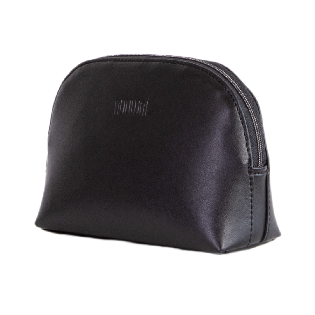 Schwarze Leder-Kosmetiktasche mit Reißverschluss, leicht gebogenes Design und dezente Nahtdetails.