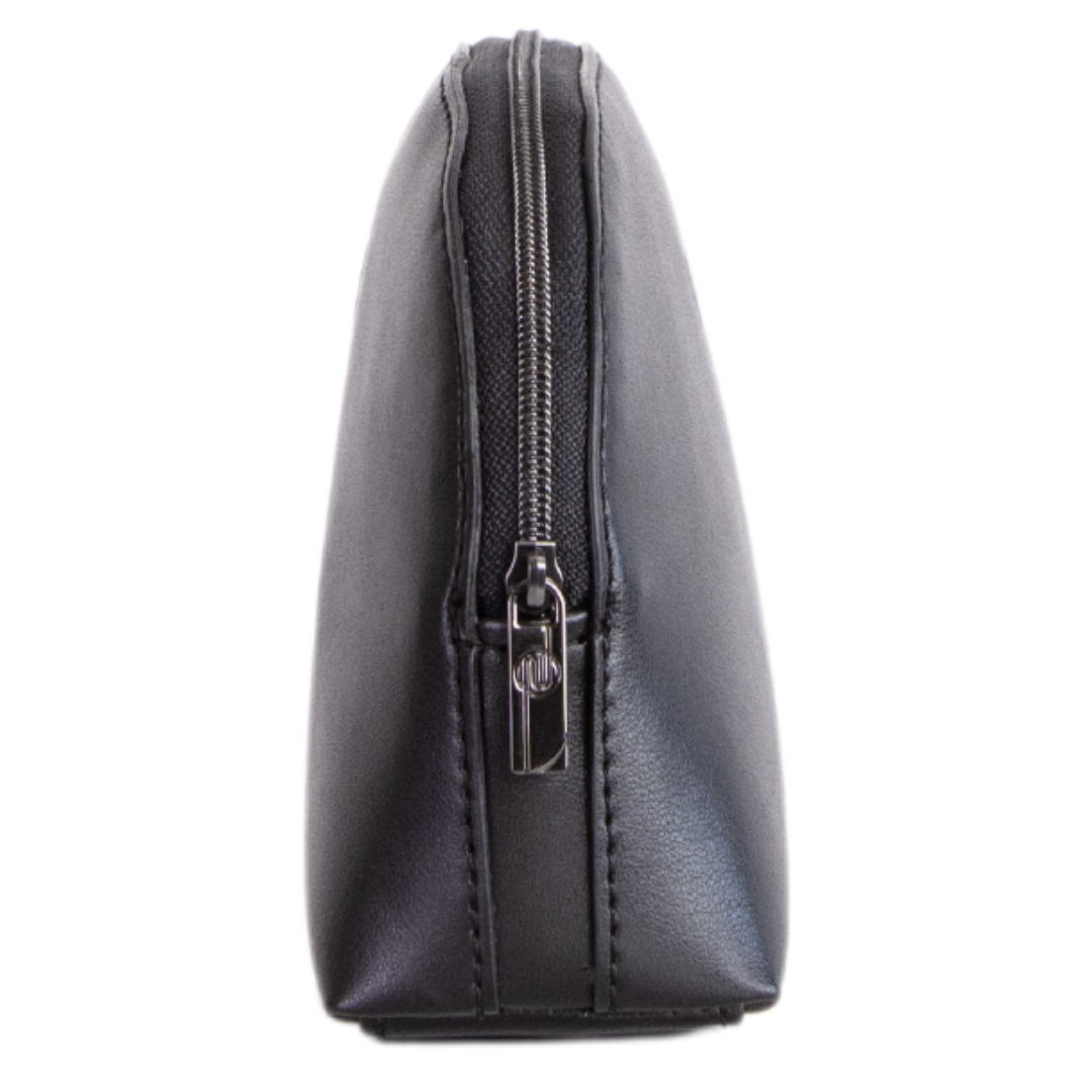 Schwarzes Etui mit einem Reißverschluss an der Seite, senkrecht positioniert.