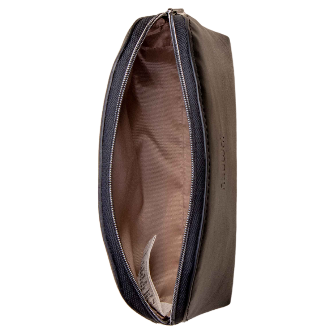 Braune, offene Kosmetiktasche mit Reißverschluss und hellem Innenfutter.