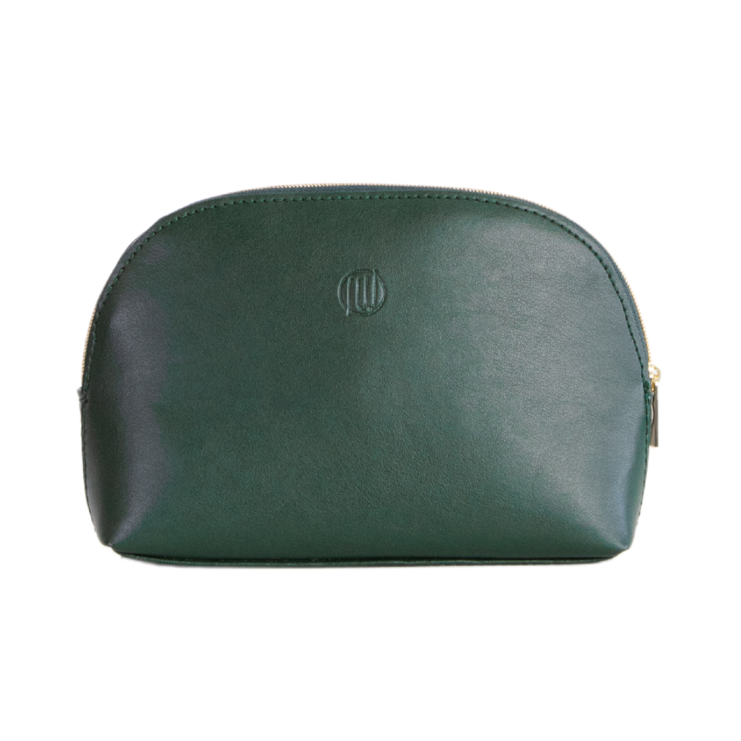 Dunkelgrüne Kosmetiktasche aus Leder mit Reißverschluss und eingeprägtem Logo in der Mitte.
