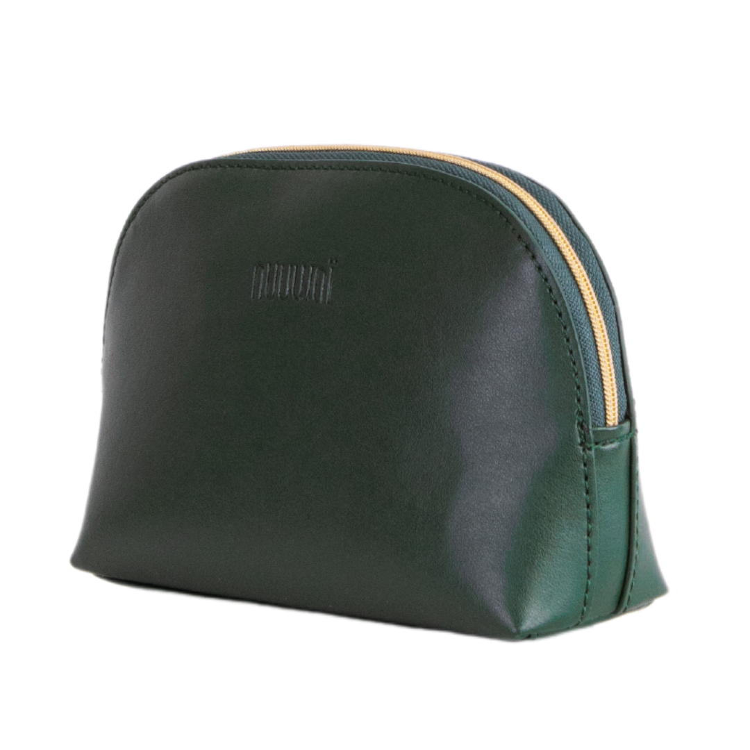 Dunkelgrüne Ledertasche mit Reißverschluss, leicht geöffnet, auf weißem Hintergrund.