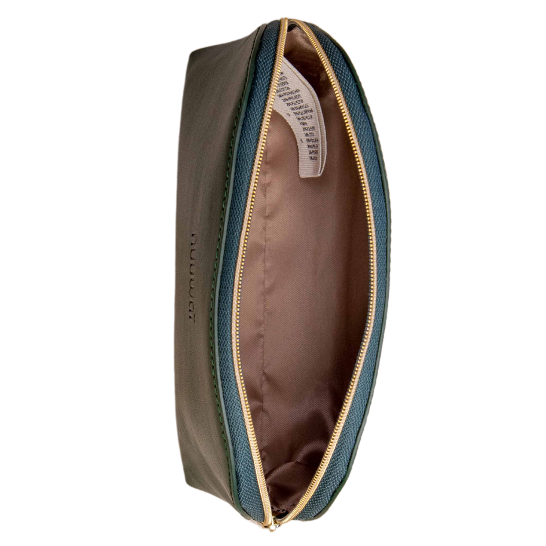 Geöffnete Kosmetiktasche mit goldenem Reißverschluss, braunem Stoffinneren und blauer Außenseite, seitlich betrachtet.