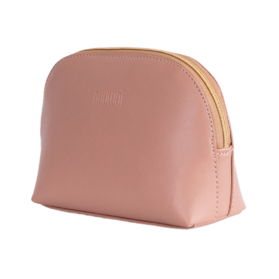 Rosa Kosmetiktasche aus Kunstleder mit goldfarbenem Reißverschluss, aufrecht stehend, gegen weißen Hintergrund.