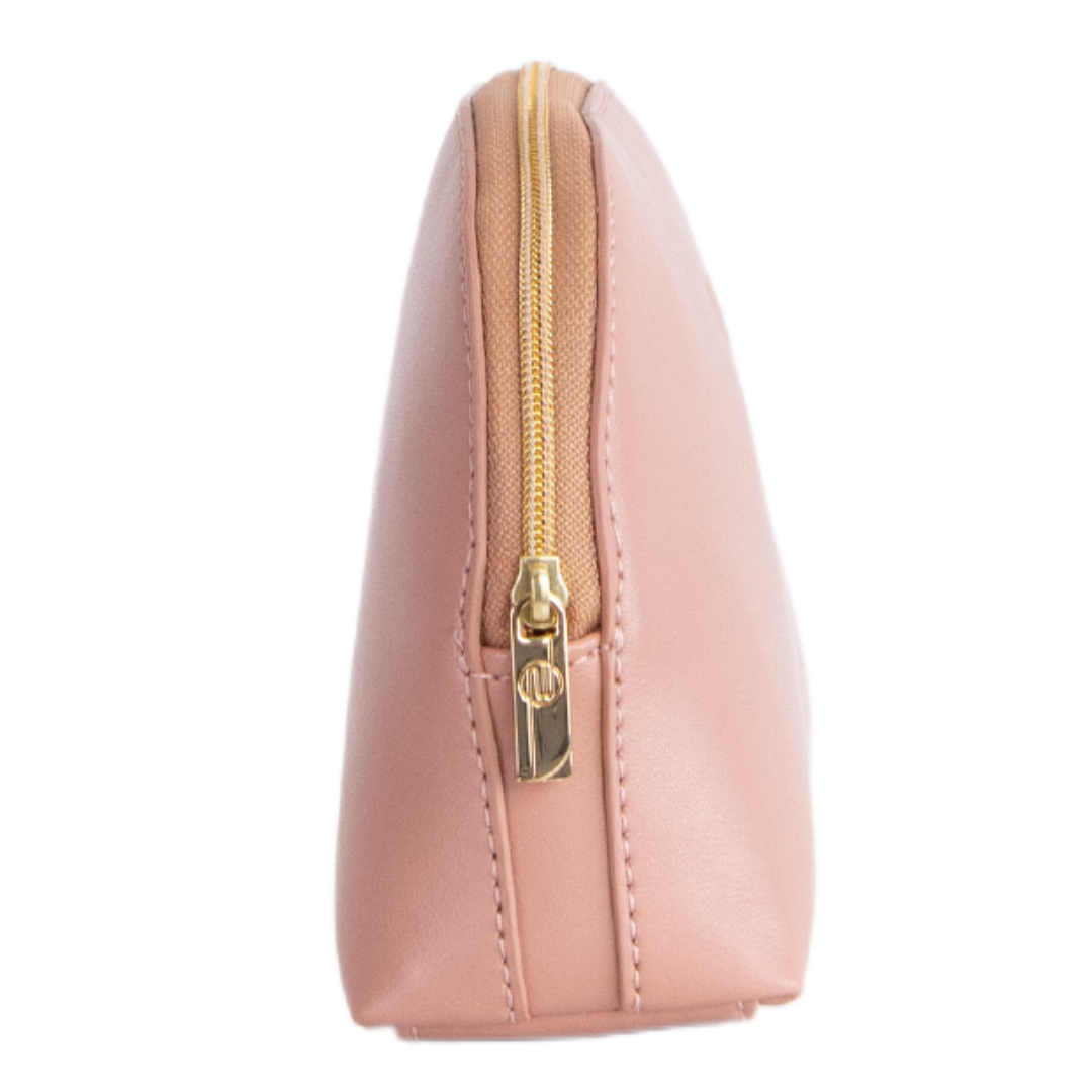Rosa Kosmetiktasche mit goldfarbenem Reißverschluss, seitlich fotografiert.