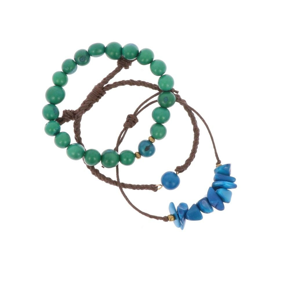 Zwei Perlenarmbänder mit verstellbaren braunen Kordeln - eines mit runden grünen Perlen, das andere mit unregelmäßig geformten blauen Perlen und kleinen goldenen Akzenten.