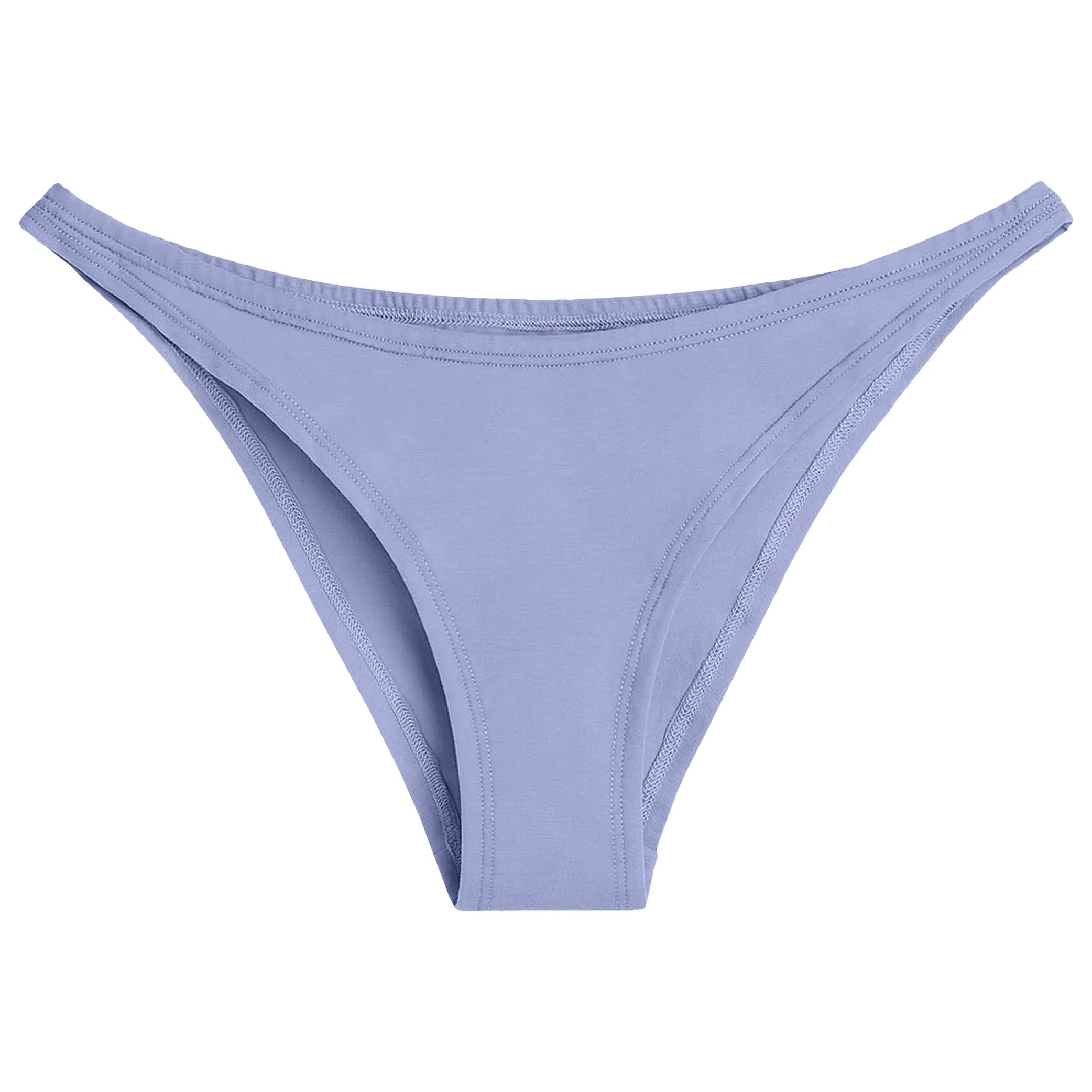 Hellblaue Damenunterhose auf weißem Hintergrund.