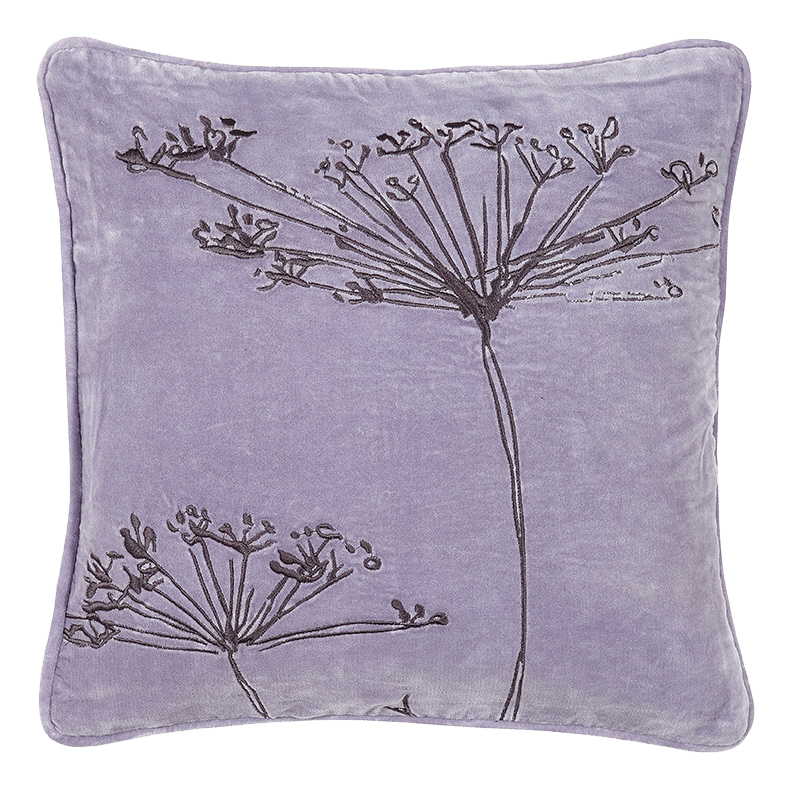 Lila Kissen mit schwarz gesticktem Blumendesign auf der Vorderseite.
