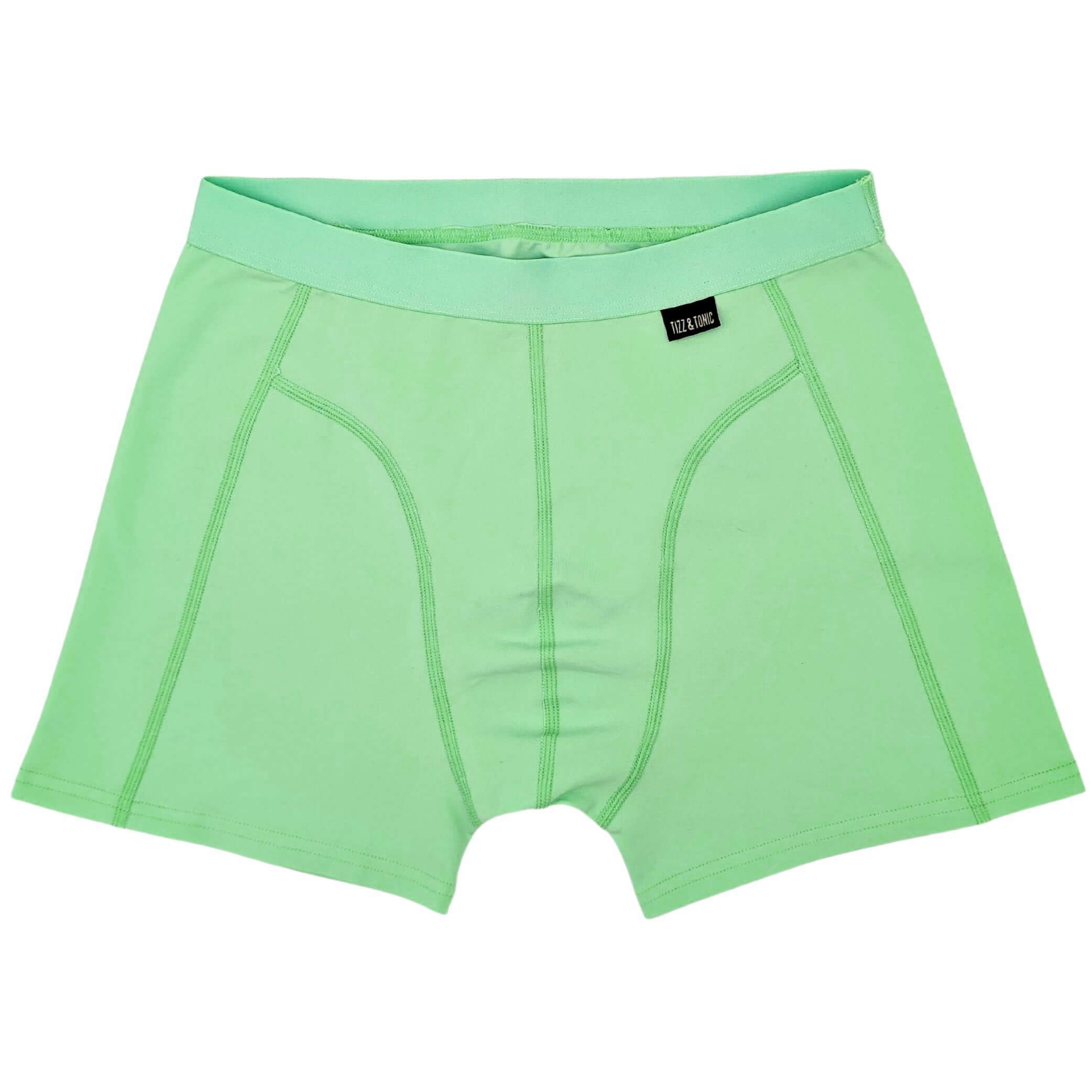 Grüne Boxershorts mit schwarzem Etikett, frontal abgebildet.