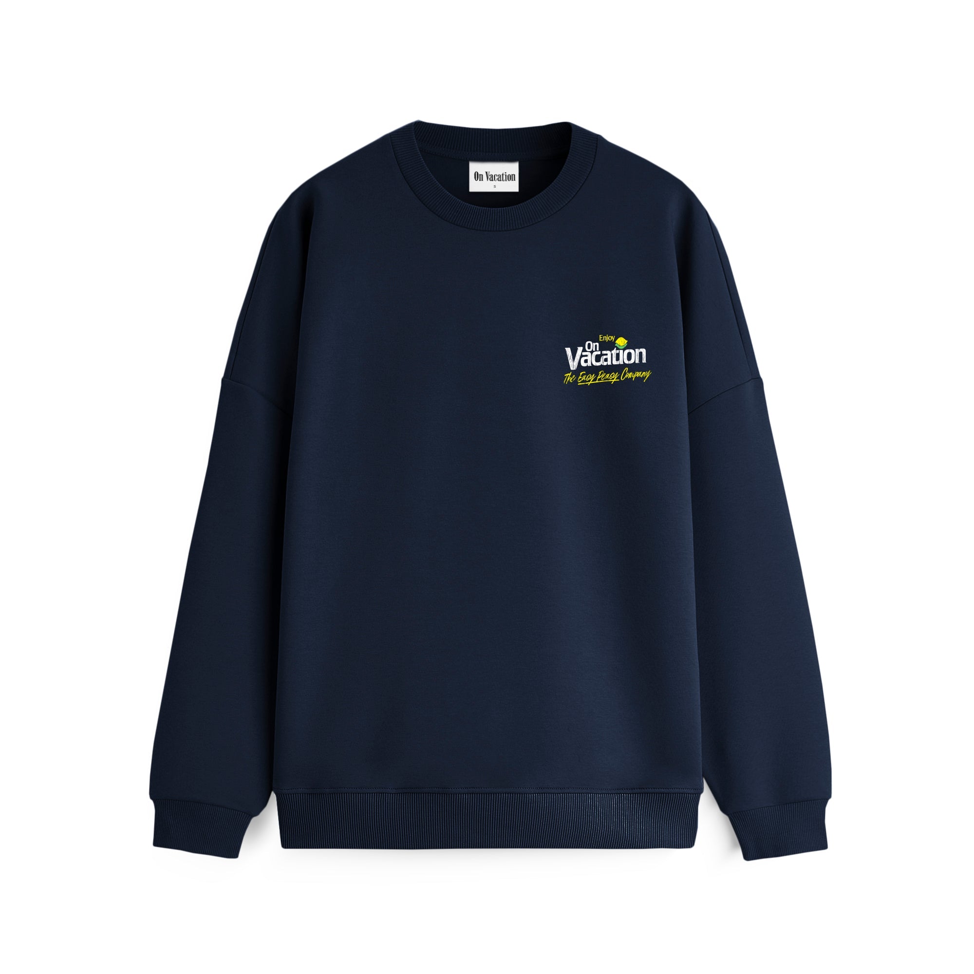 Ein marineblaues Sweatshirt mit Rundhalsausschnitt und dem Aufdruck Vacation and the Big Easy Lounge in kleiner weißer und gelber Schrift auf der linken Brust. Das Sweatshirt hat eine lockere Passform und gerippte Bündchen und Saum.