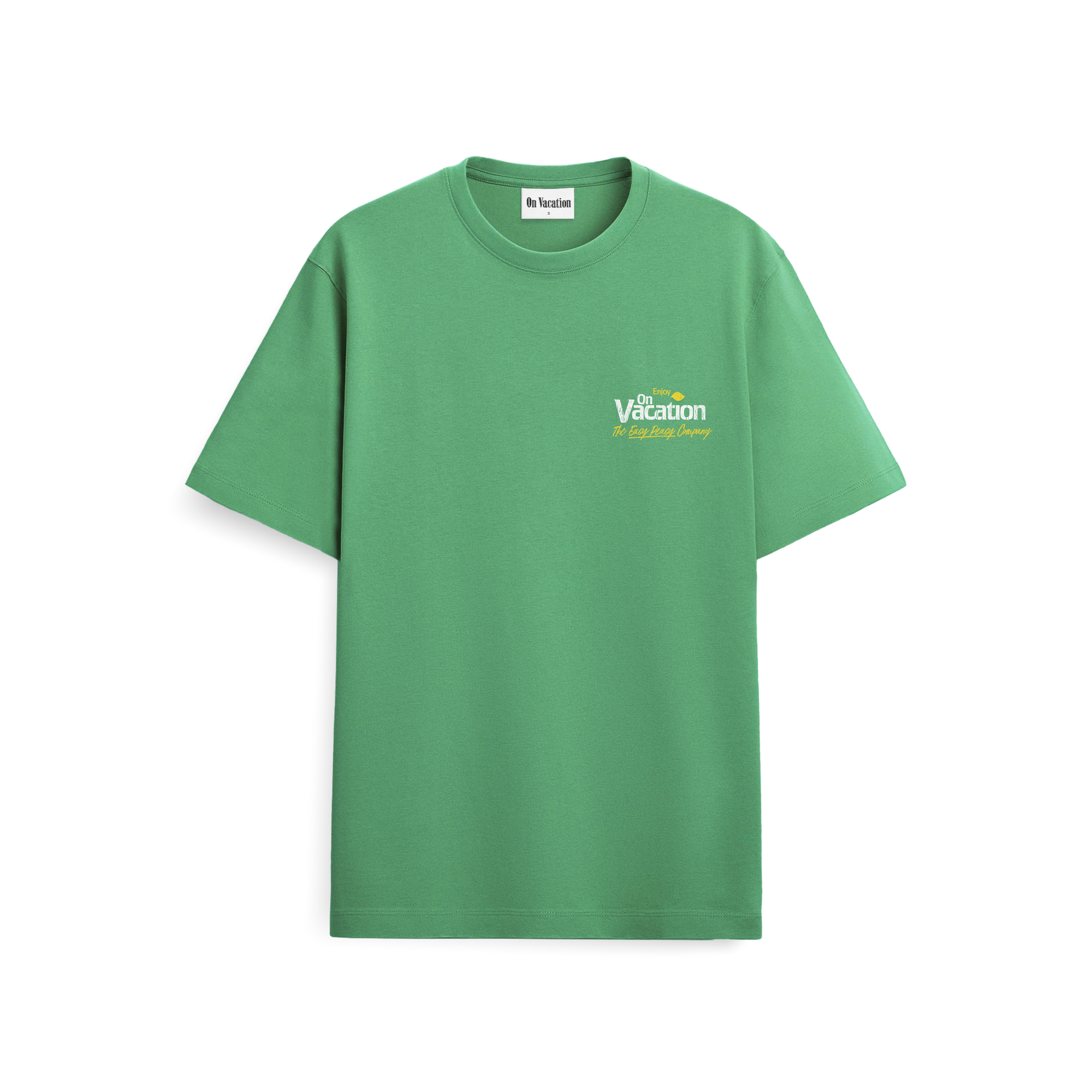 Ein schlichtes grünes T-Shirt mit einer kleinen weiß-gelben Grafik auf der linken Brust, auf der in einer lässigen Schrift No Vacation und The Getaway Company zu lesen sind.