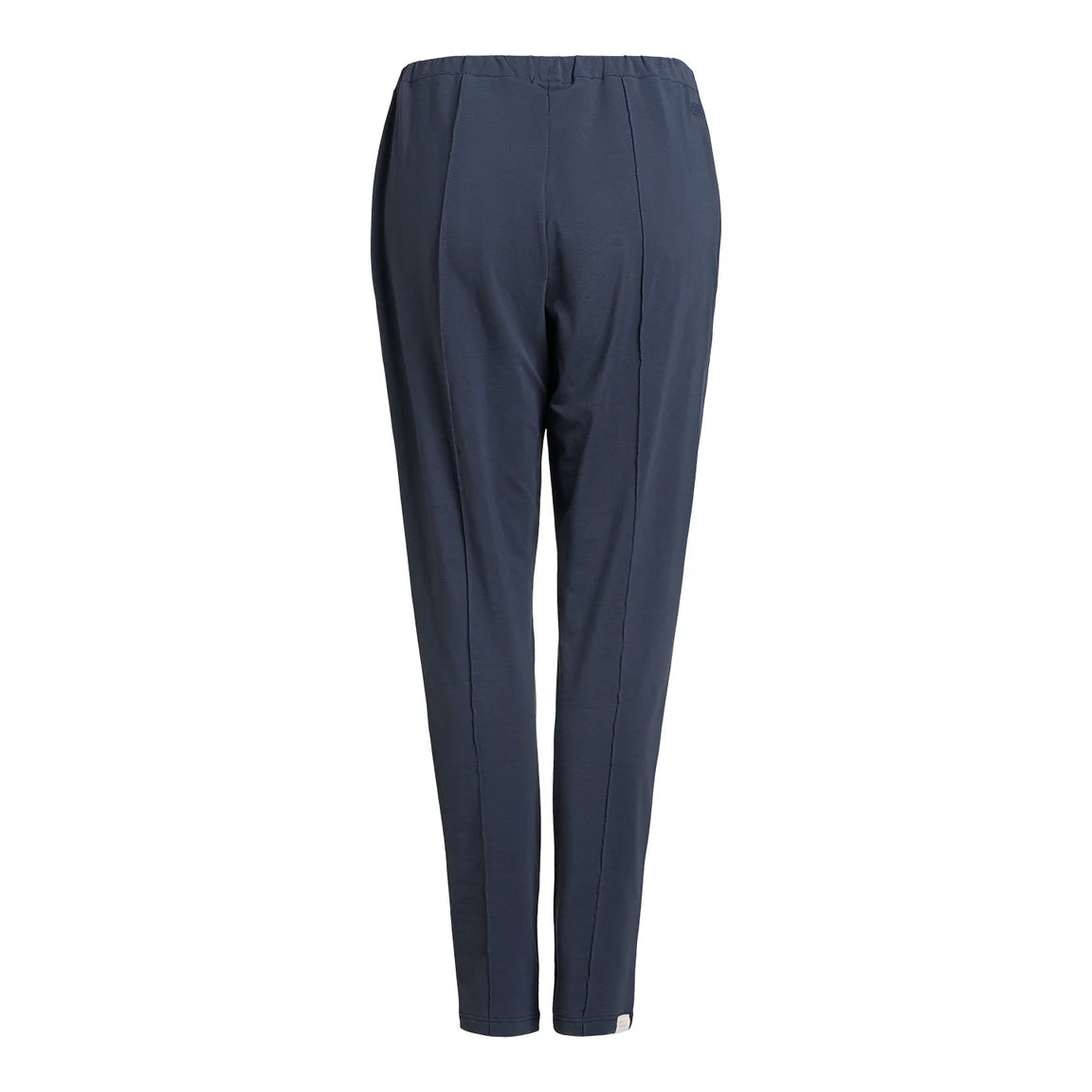 Marineblaue, konisch zulaufende Hose, von hinten gesehen, mit elastischem Bund und dezenten Nahtdetails an den Beinen.