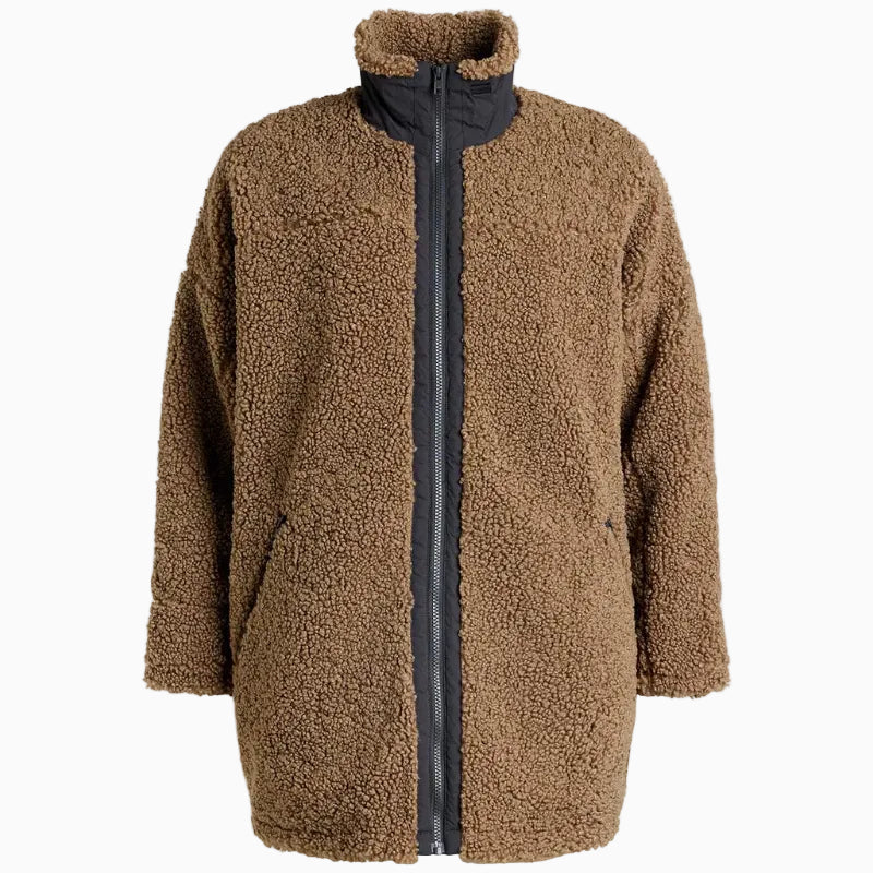 Eine braune, langärmelige Fleece-Sherpa-Jacke mit hohem Kragen, schwarzem Reißverschluss und Seitentaschen auf weißem Hintergrund.