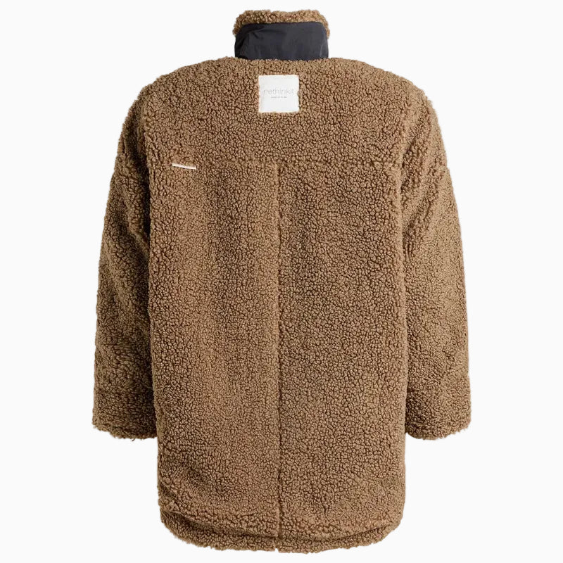 Eine braune, langärmelige Sherpa-Fleece-Jacke wird von hinten gezeigt. Der strukturierte Stoff hat ein genopptes, plüschiges Aussehen, mit einem rechteckigen weißen Etikett in der oberen Mitte unter dem Kragen.