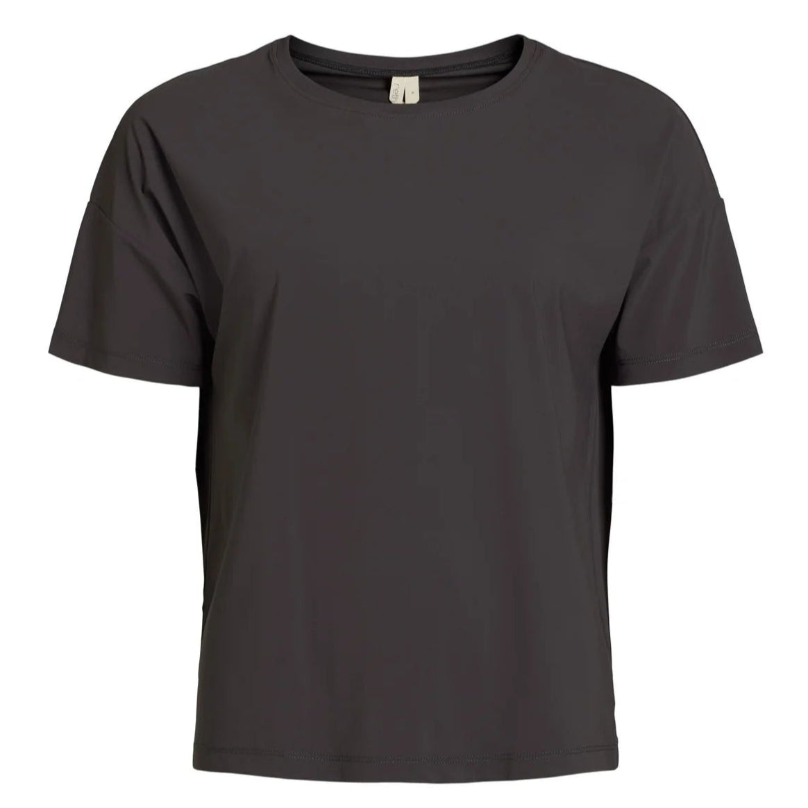 Ein schlichtes, schwarzes T-Shirt vor weißem Hintergrund.