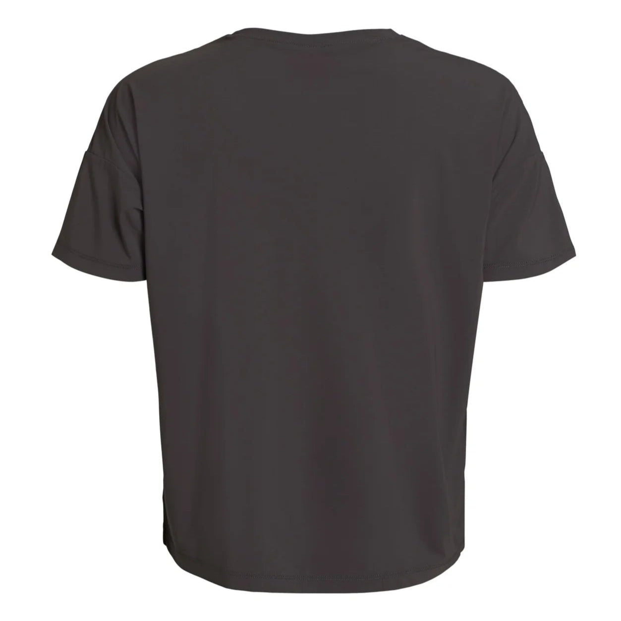 Rückseite eines schwarzen T-Shirts vor weißem Hintergrund.
