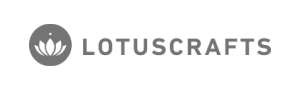 Graues Logo mit einem stilisierten weißen Lotusblüten-Symbol links und dem Text "LOTUSCRAFTS" in Großbuchstaben.