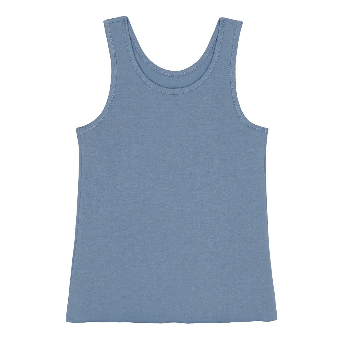 Ein ärmelloses, hellblaues Tank-Top liegt flach auf einem weißen Hintergrund.