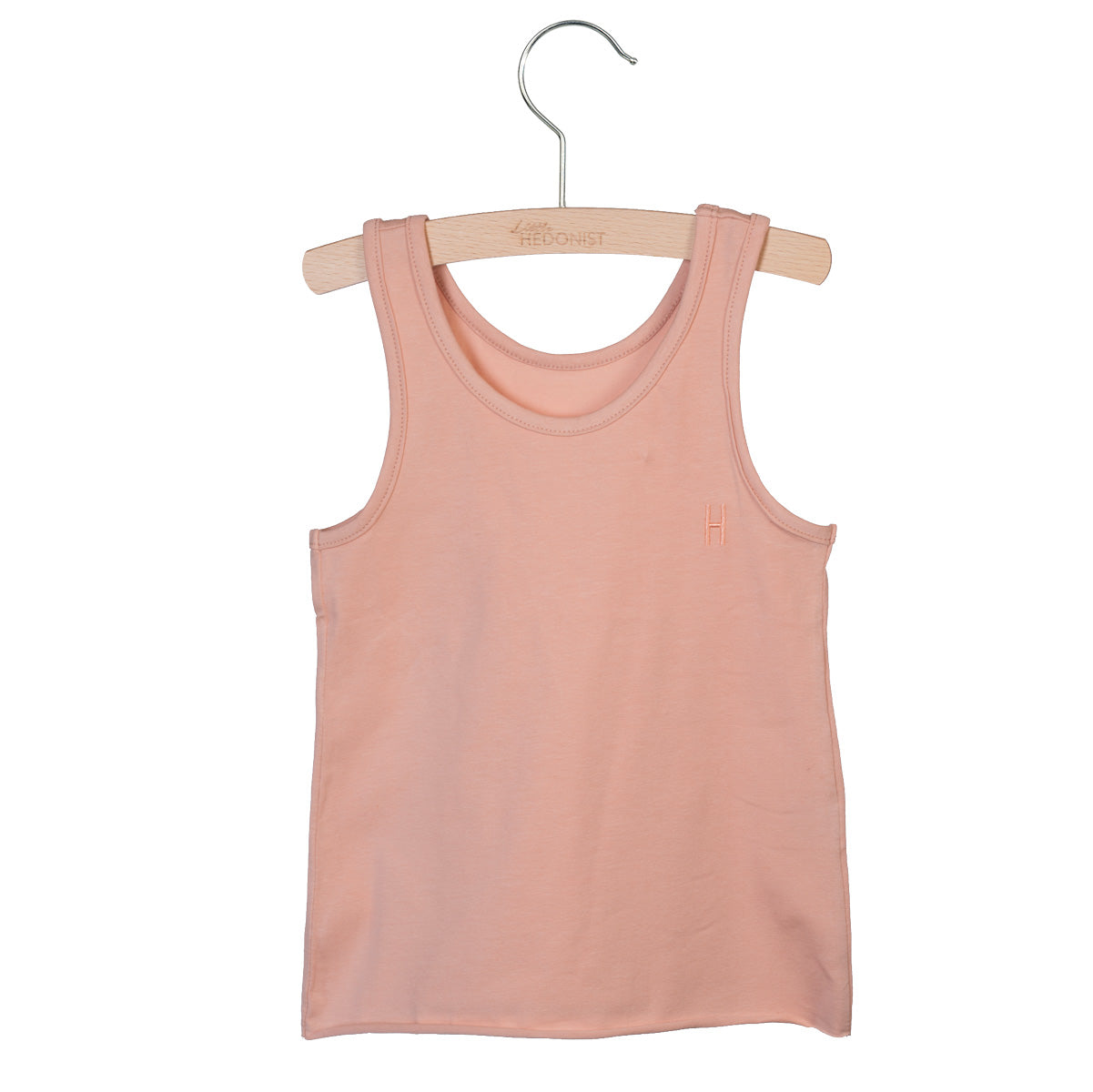 Ein hellrosa ärmelloses Tank-Top für Kinder hängt an einem Holzbügel vor einem schlichten weißen Hintergrund.