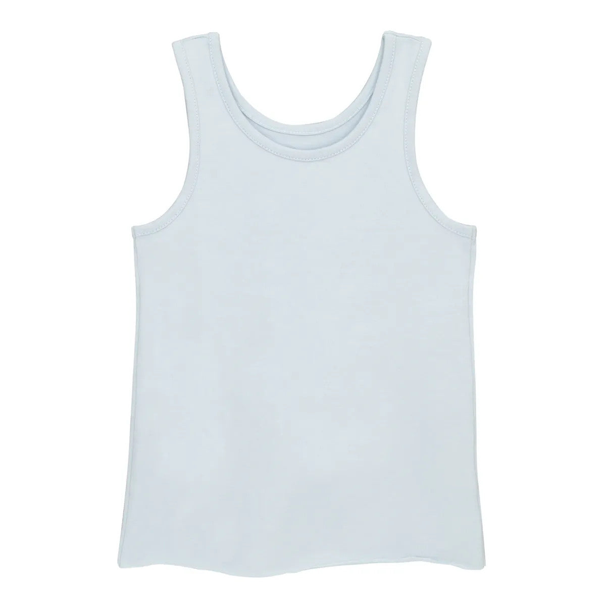 Ein einfarbiges, ärmelloses weißes Tanktop, das flach auf einem weißen Hintergrund liegt und die Vorderseite des Kleidungsstücks zeigt.