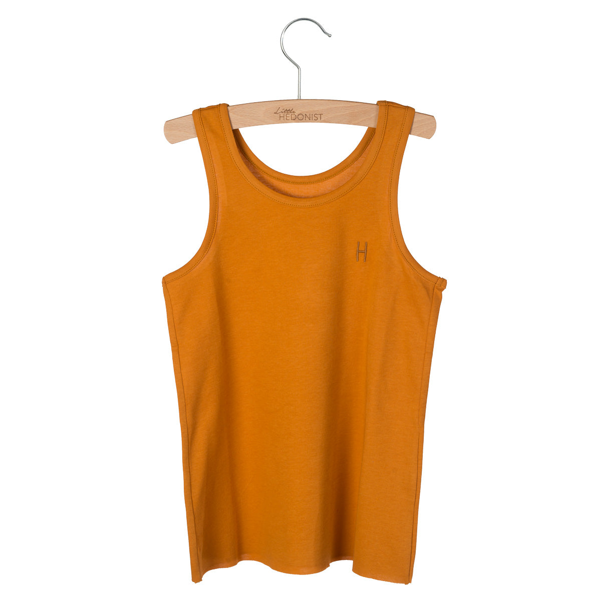 Ein ärmelloses orangefarbenes Tank-Top mit einem kleinen H-Logo auf der linken Brust, das auf einem Holzbügel vor einem weißen Hintergrund ausgestellt ist.