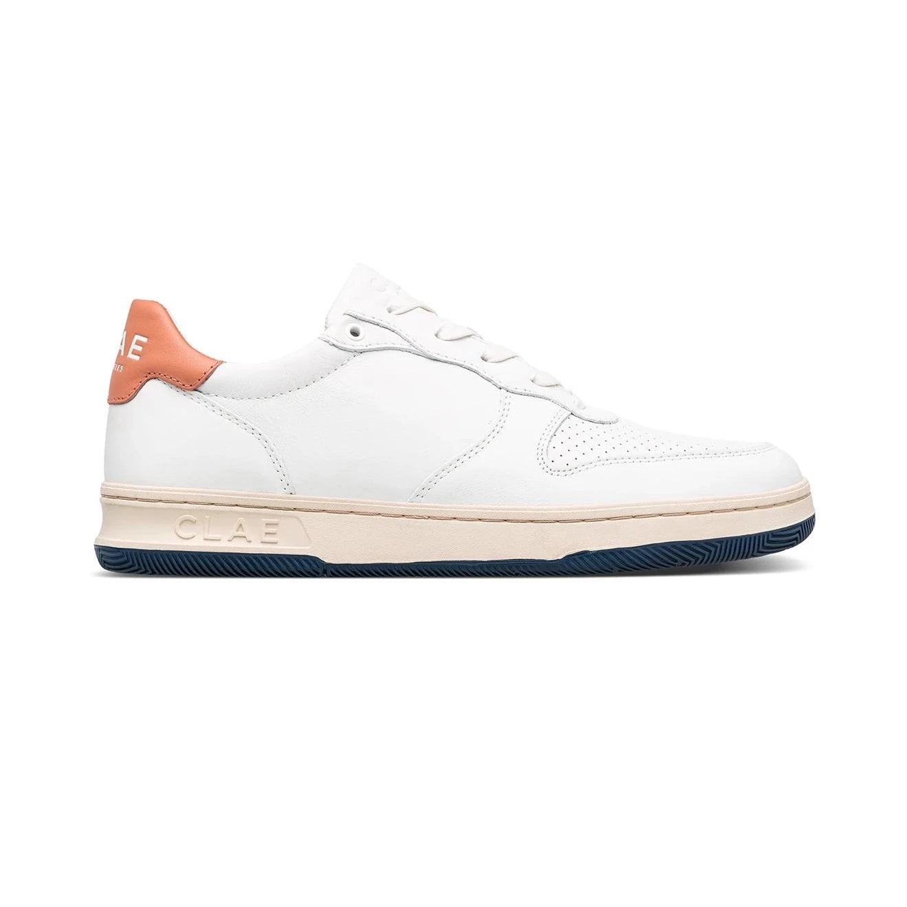 Weißer Sneaker mit beigefarbener Sohle, blauer Laufsohle und orangefarbenem Detail an der Ferse.