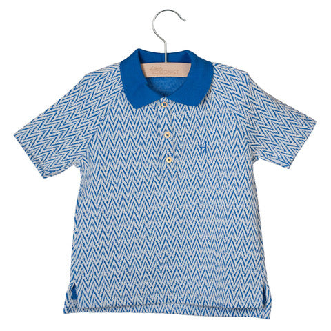 Ein kurzärmeliges, blau-weiß gemustertes Polohemd mit blauem Kragen und drei Knöpfen, ausgestellt auf einem Holzbügel vor weißem Hintergrund.