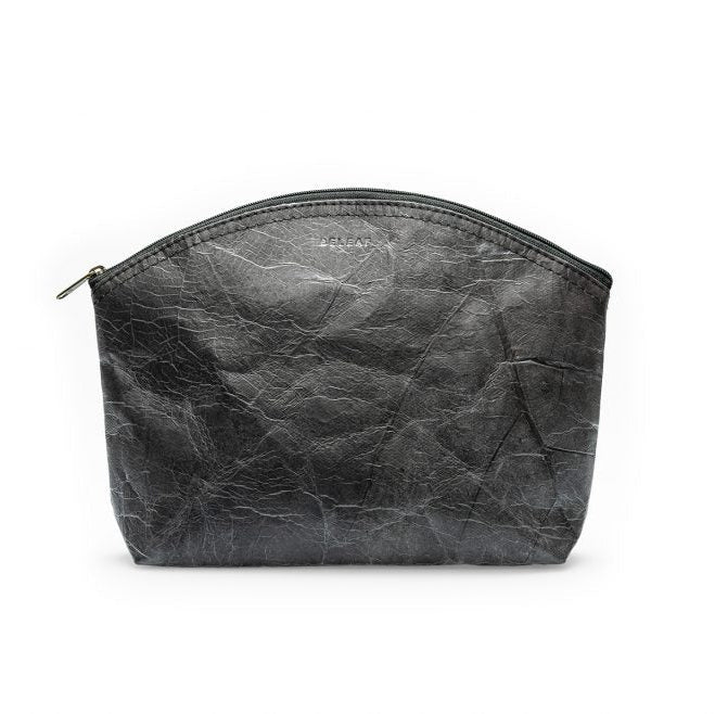 Eine dunkelgraue, strukturierte Reißverschlusstasche oder Kosmetiktasche mit leicht gewölbter Oberseite, die auf einem schlichten weißen Hintergrund abgebildet ist.