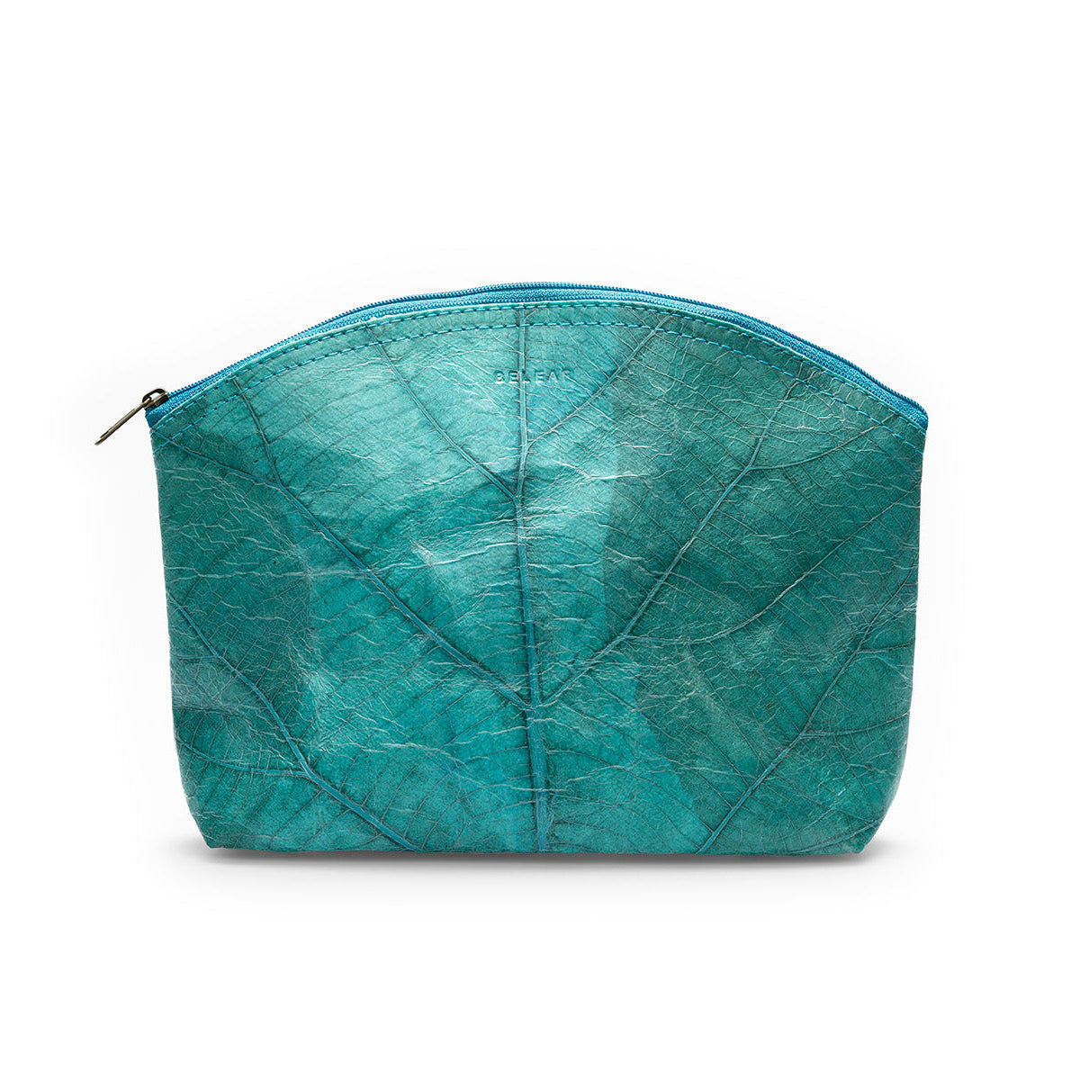 Eine türkisfarbene Tasche mit Blattmuster und Reißverschluss, abgebildet vor weißem Hintergrund.