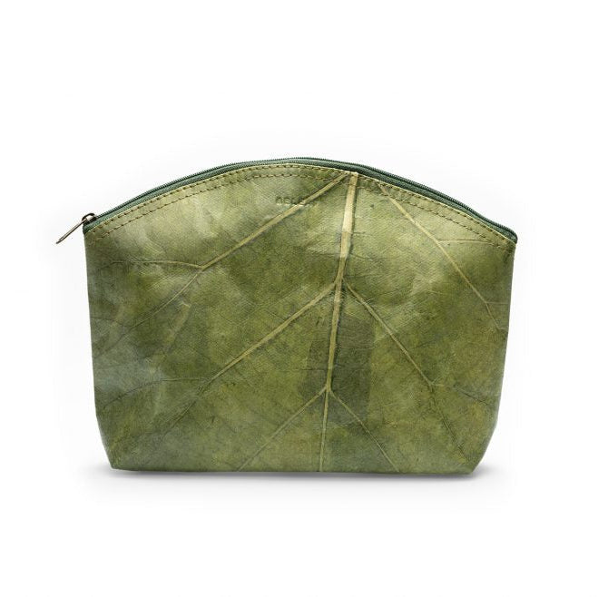 Eine kleine, grüne Tasche mit Reißverschluss und einer strukturierten Oberfläche, die an ein Blatt erinnert, einschließlich sichtbarer Adern. Der Beutel steht aufrecht vor einem schlichten weißen Hintergrund.