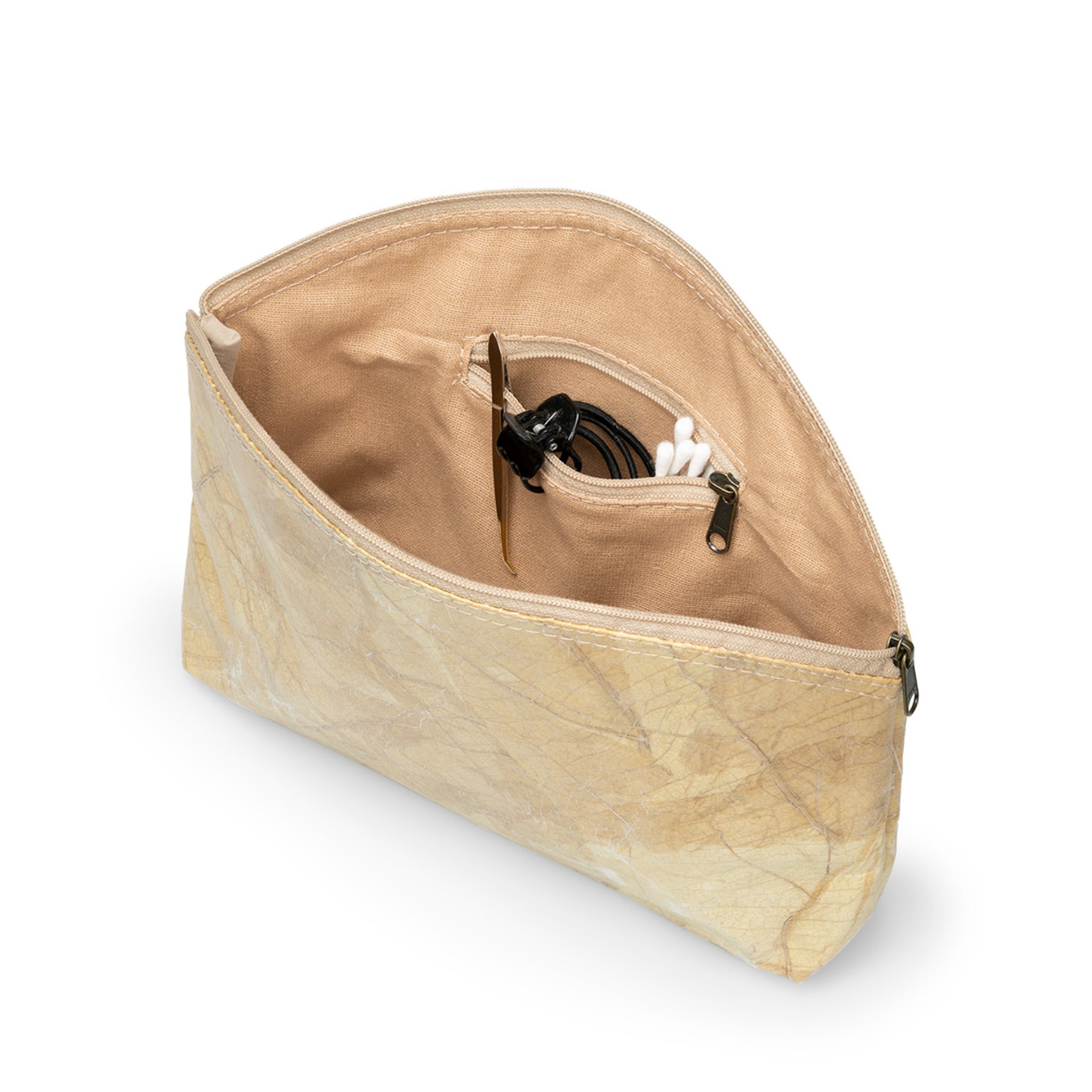 Beigefarbene Kosmetiktasche aus Stoff mit einem kleinen Reißverschlussfach innen, gefüllt mit Wattebäuschen und Zubehör.