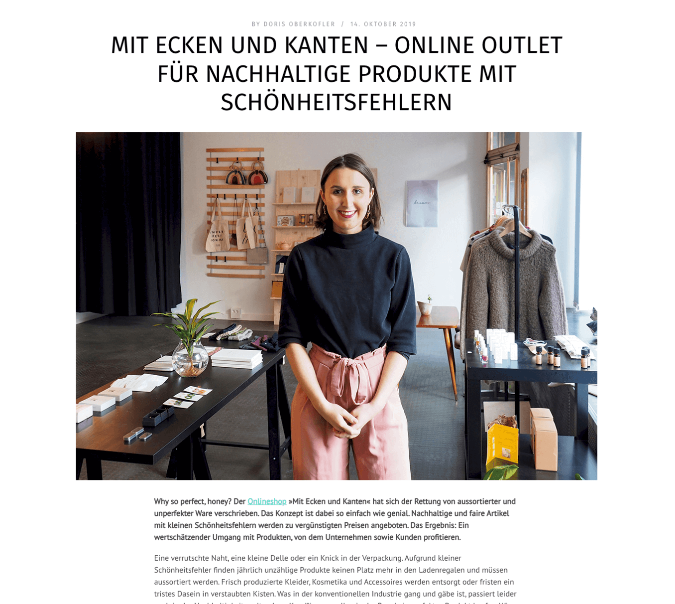 Eine Frau steht in einem Geschäft mit nachhaltigen Produkten, umgeben von Tischen mit Ware und Regalen.