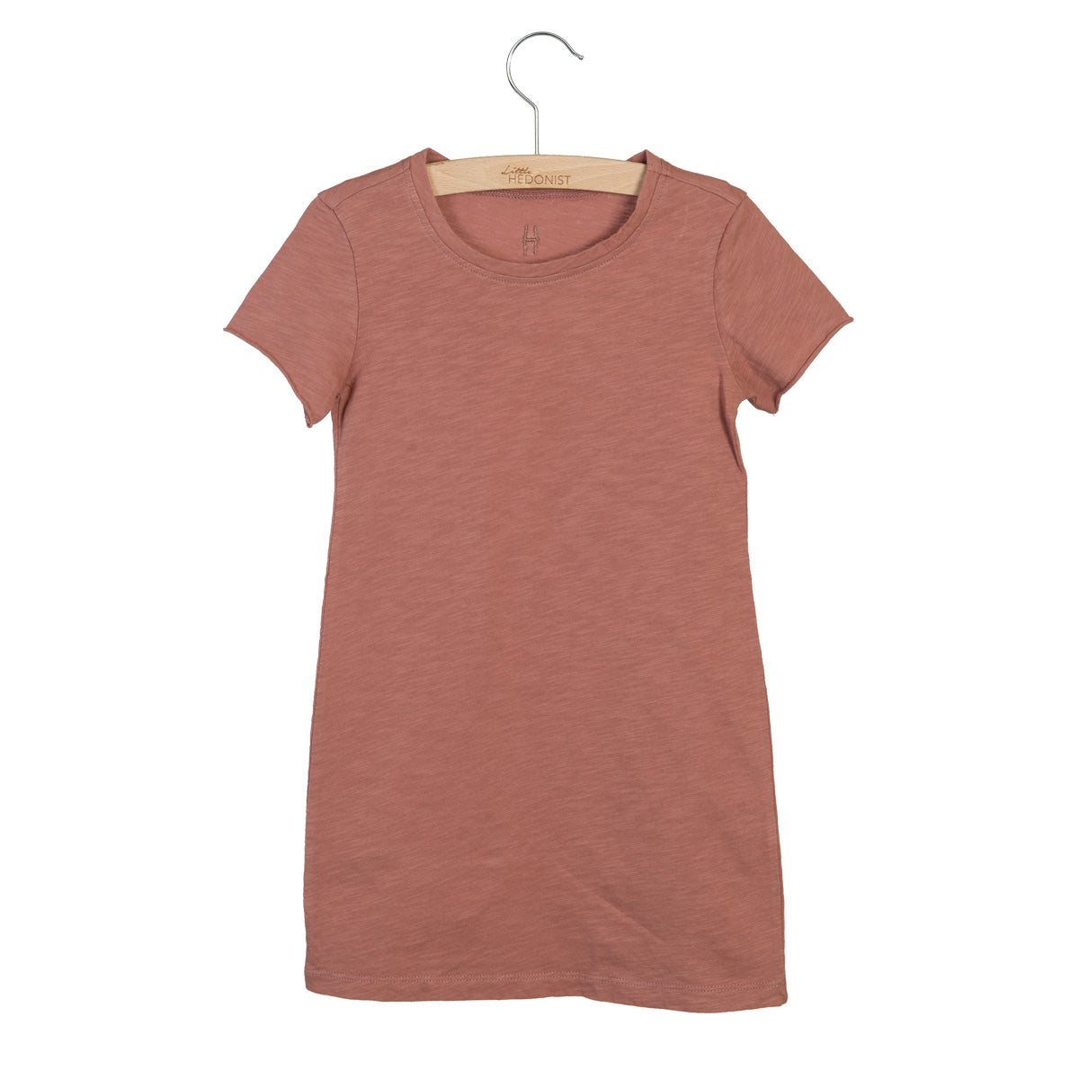 Ein schlichtes, kurzärmeliges, knielanges, staubrosa T-Shirt-Kleid hängt auf einem Holzbügel vor einem weißen Hintergrund.