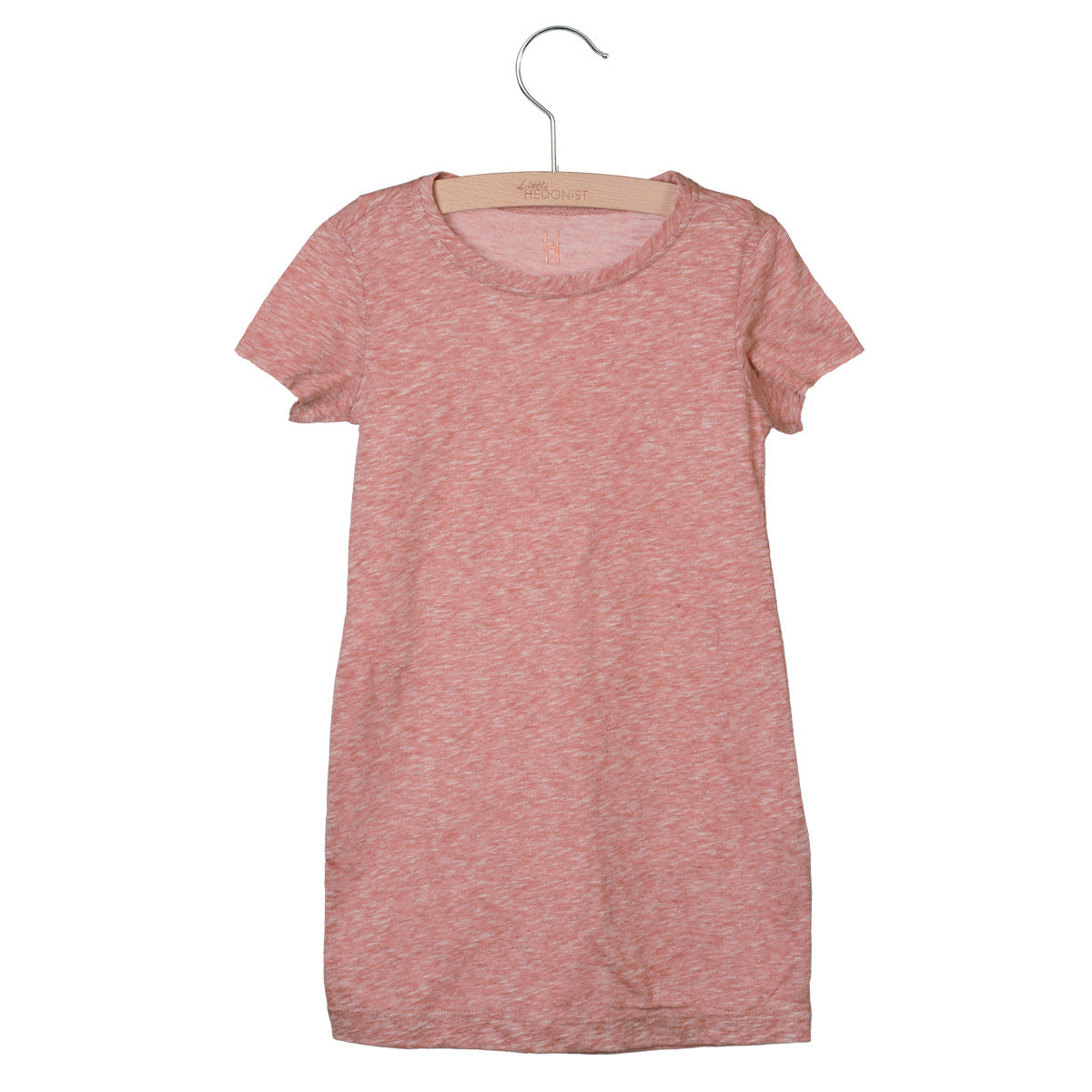 Ein kurzärmeliges, pinkfarbenes T-Shirt-Kleid hängt auf einem Holzbügel vor einem weißen Hintergrund.