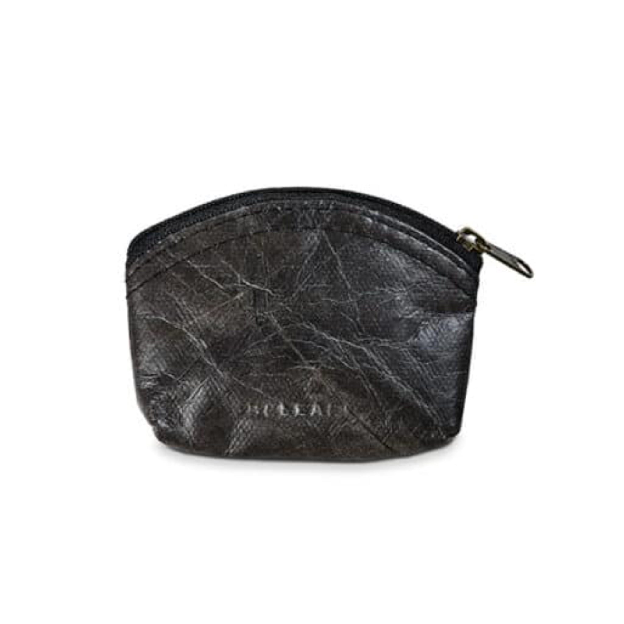 Schwarze, gewachste Reißverschlusstasche mit strukturierter Oberfläche und einem Metallzipper.