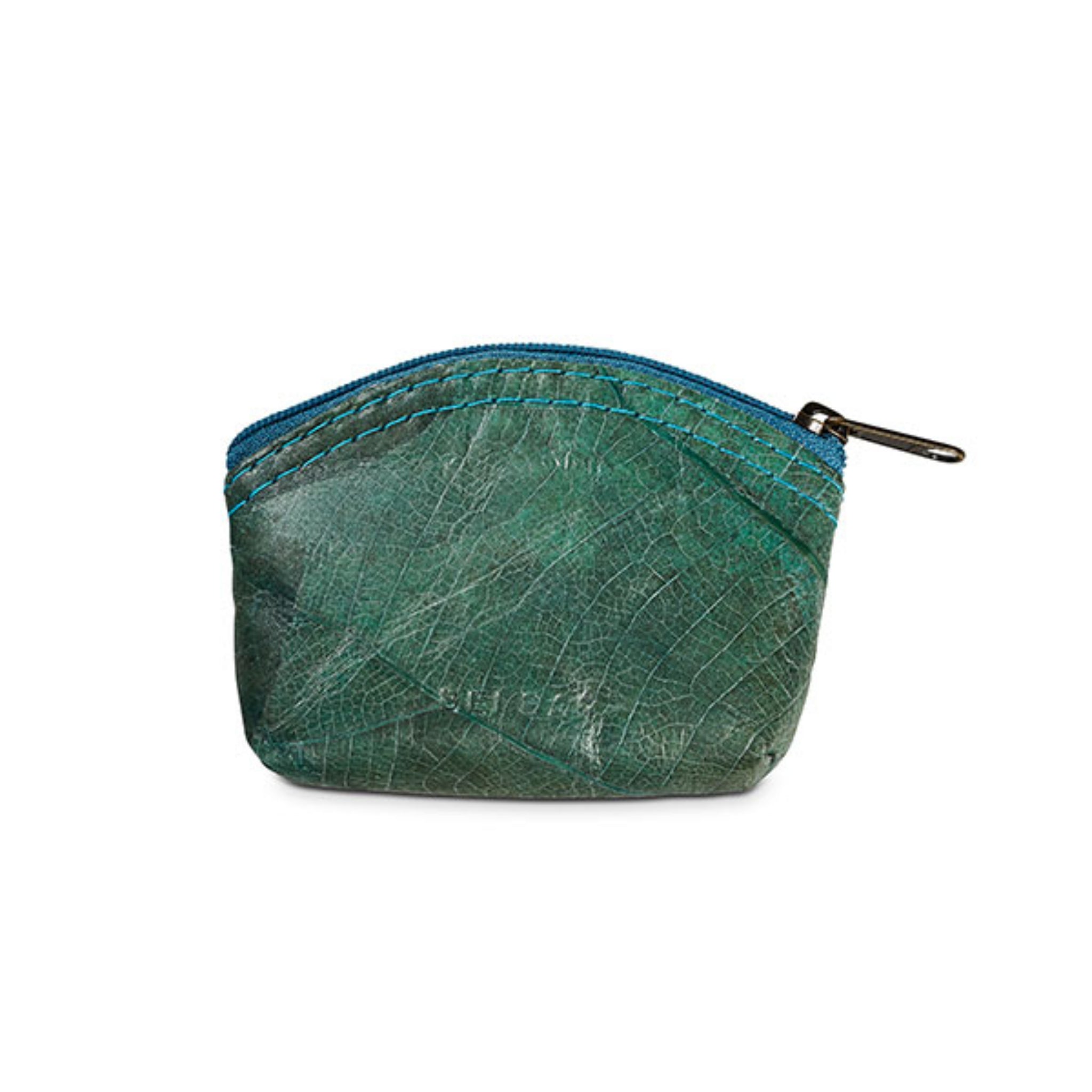 Grünes, texturiertes Münzportemonnaie mit blauem Reißverschluss vor weißem Hintergrund.