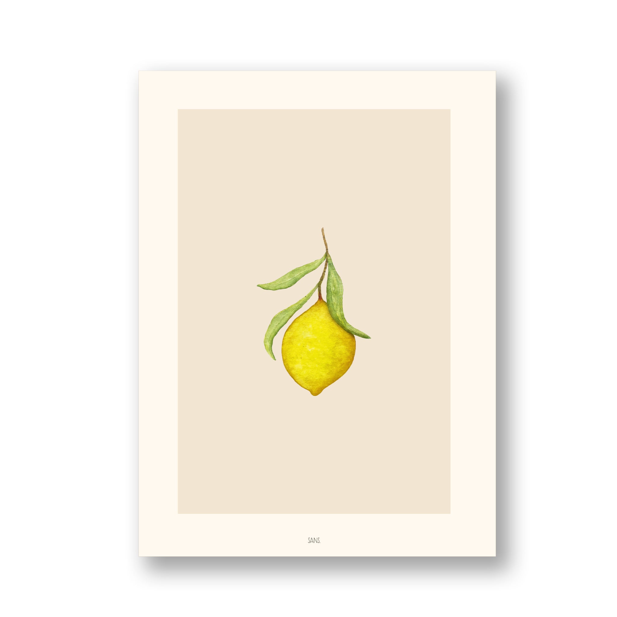 Eine minimalistische Illustration einer gelben Zitrone mit grünen Blättern auf einem beigen Hintergrund, zentriert in einem weißen Passepartoutrahmen.