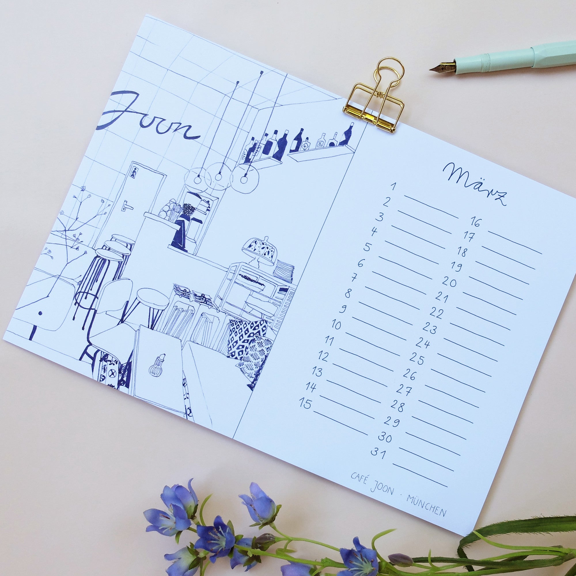 Ein Kalenderblatt für den Monat März mit einer Strichzeichnung eines modernen Cafés auf der linken Seite, einer handgeschriebenen Liste von Terminen auf der rechten Seite, einer goldenen Büroklammer oben, einem Stift und lila Blumen neben dem Kalender.