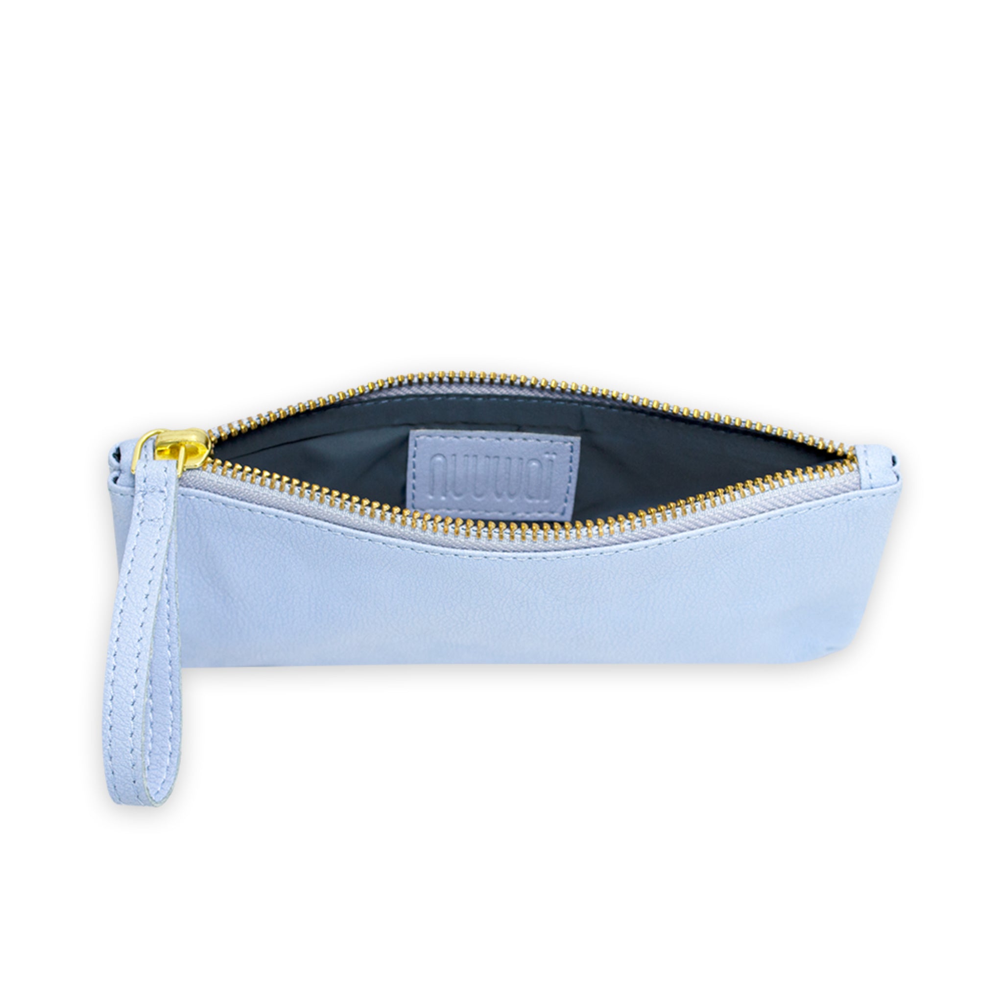 Hellblaue Handgelenktasche mit goldfarbenem Reißverschluss, oben geöffnet und mit einem inneren Markenetikett.