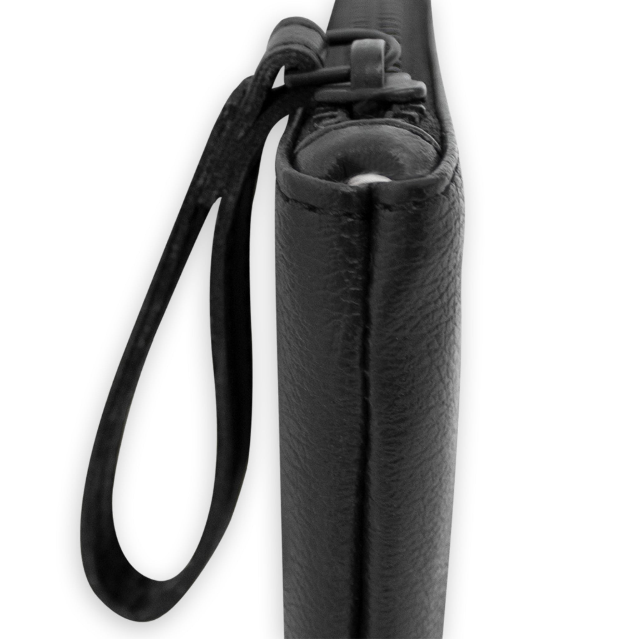 Nahaufnahme einer schwarzen Ledertasche mit einem Tragegriff an der Seite.