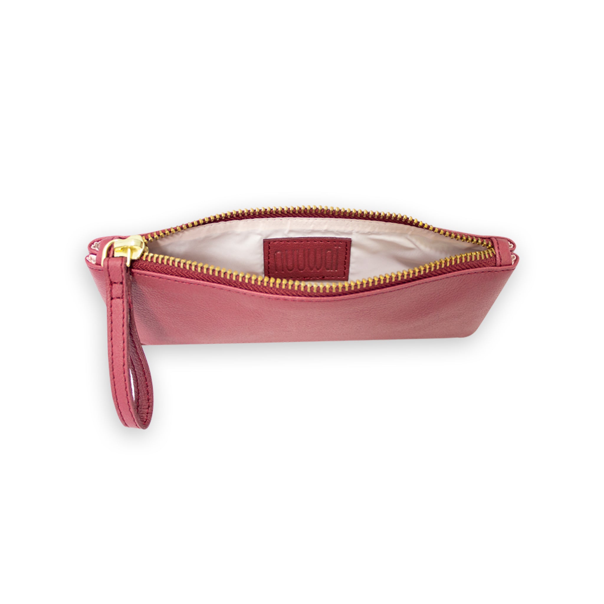 Rote Lederclutch mit offenem Reißverschluss und sichtbarem Innenfutter, samt Schlaufe an der linken Seite.