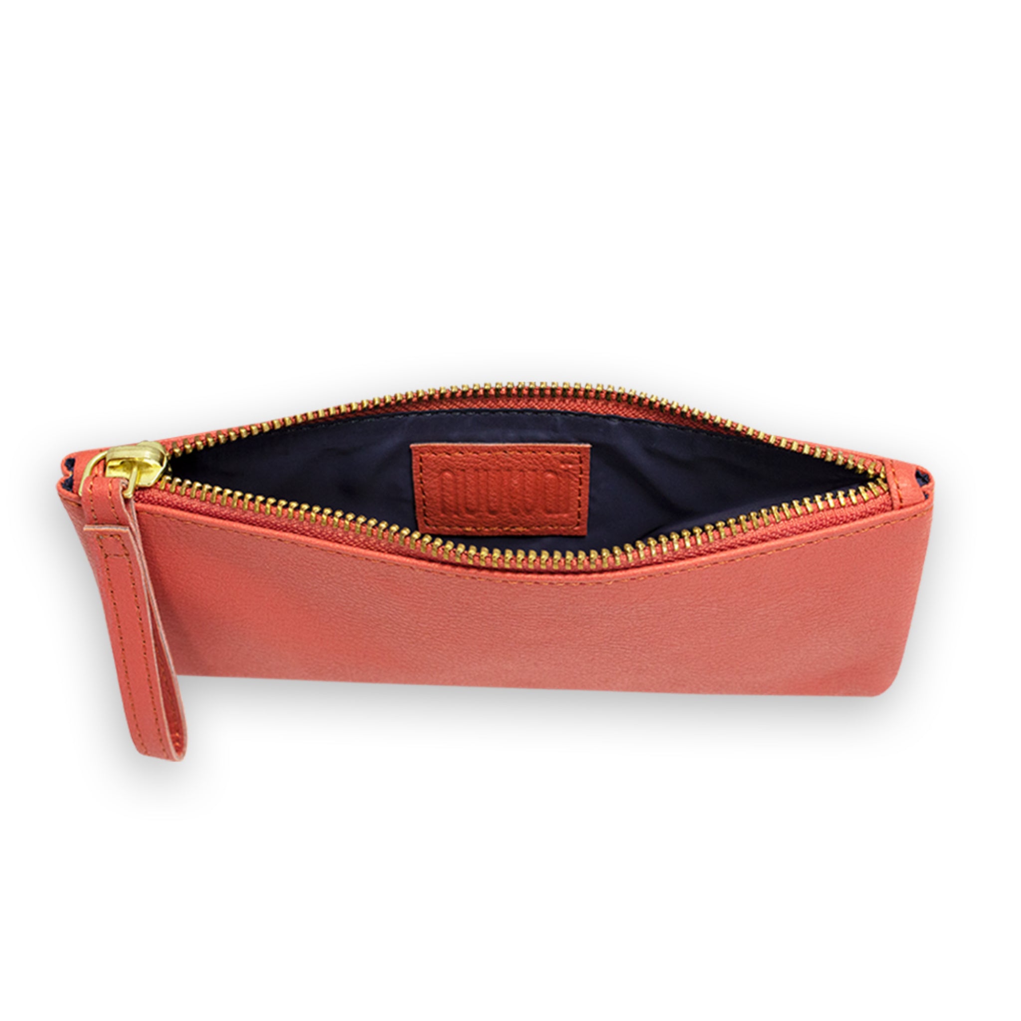 Rote Tasche mit offenem goldenen Reißverschluss und schwarzem Innenfutter auf weißem Hintergrund.