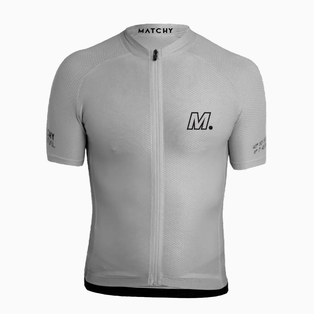 Hellgraues, kurzärmeliges Radtrikot mit Frontreißverschluss, schwarzem M.-Logo auf der Brust und dezentem Text an den Ärmeln. Ein Symbol für 30 % Recyclinganteil erscheint in der linken oberen Ecke.