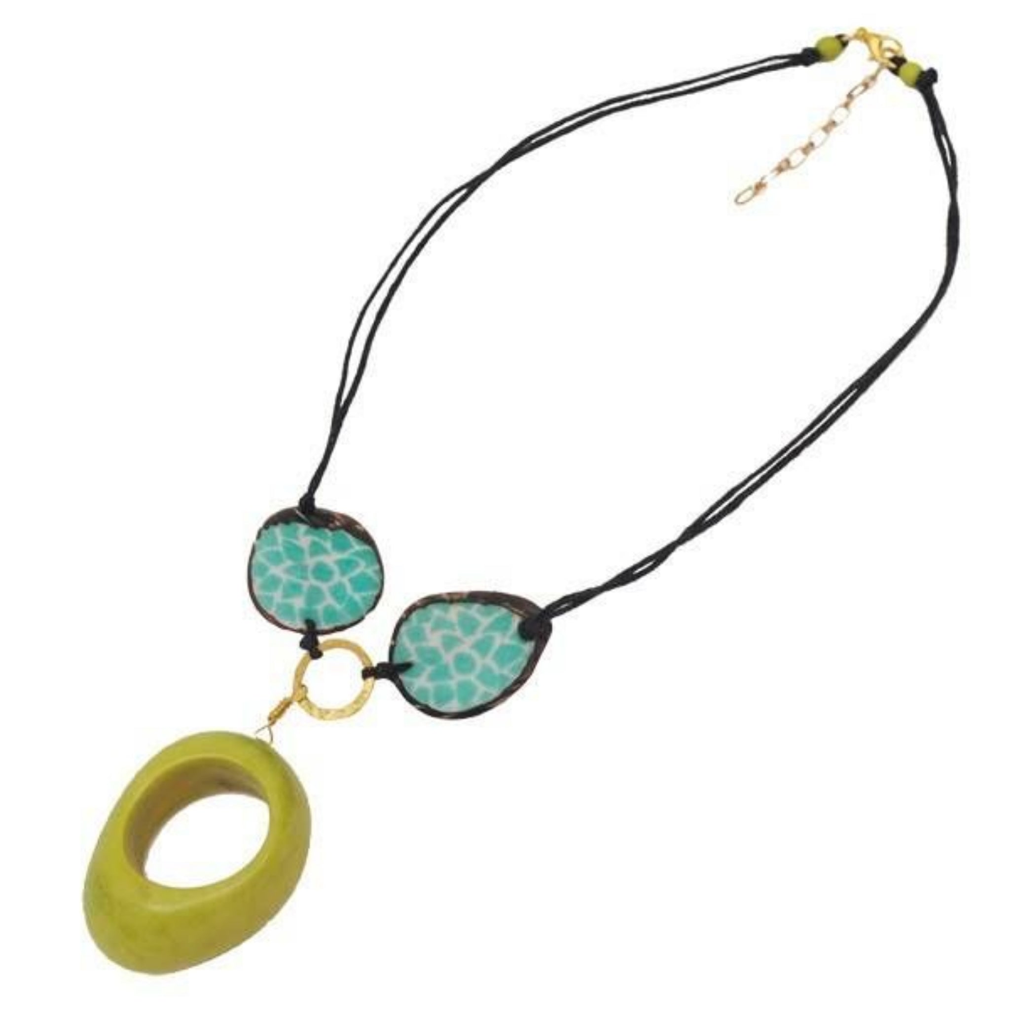 Eine Halskette mit einer schwarzen Kordel, zwei türkisfarbenen Perlen, einem kleinen goldenen Ring und einem großen ovalen grünen Anhänger, die alle in einem einzigartigen, künstlerischen Design verbunden sind.
