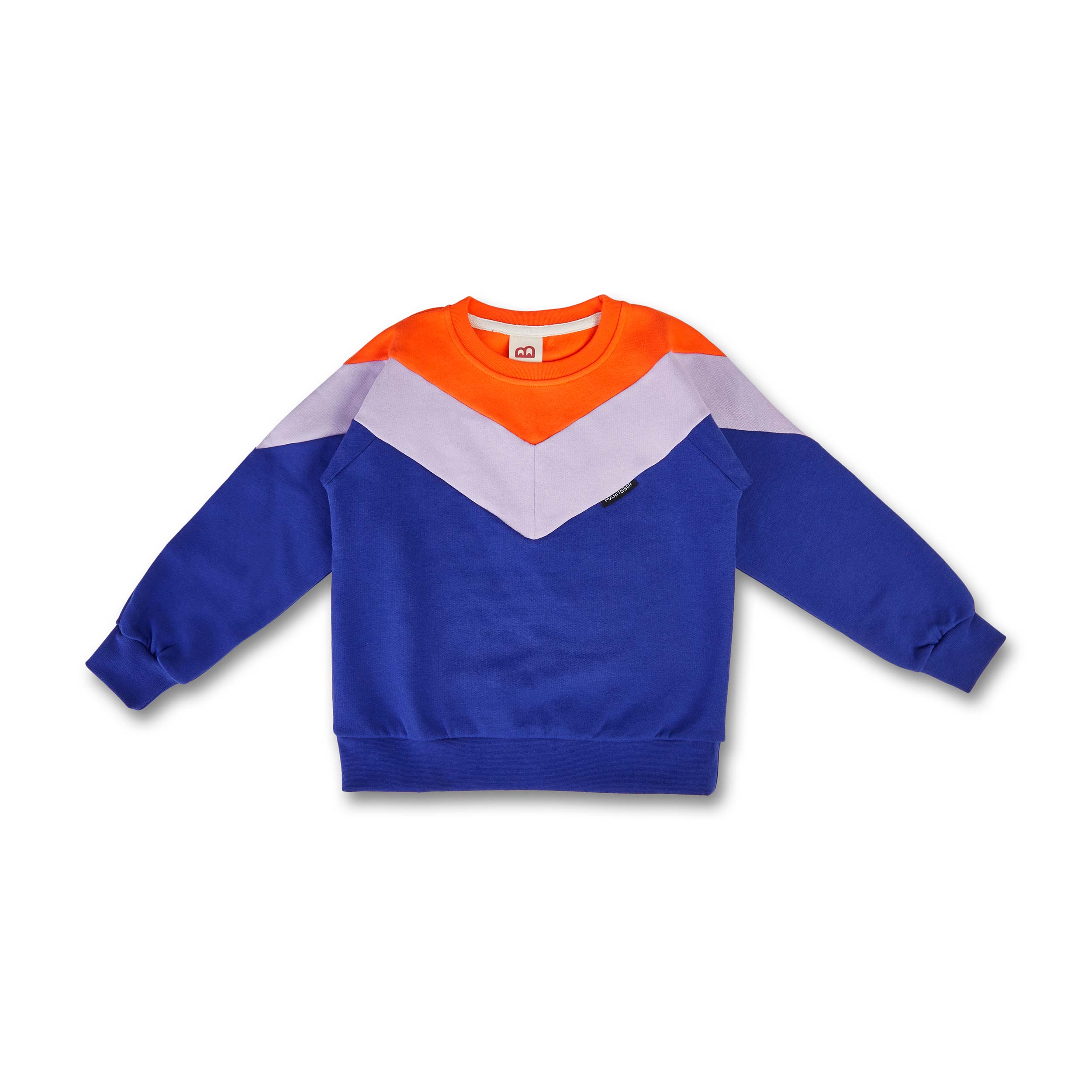 Blauer Pullover mit orangem und lila V-förmigem Muster auf hellem Hintergrund.