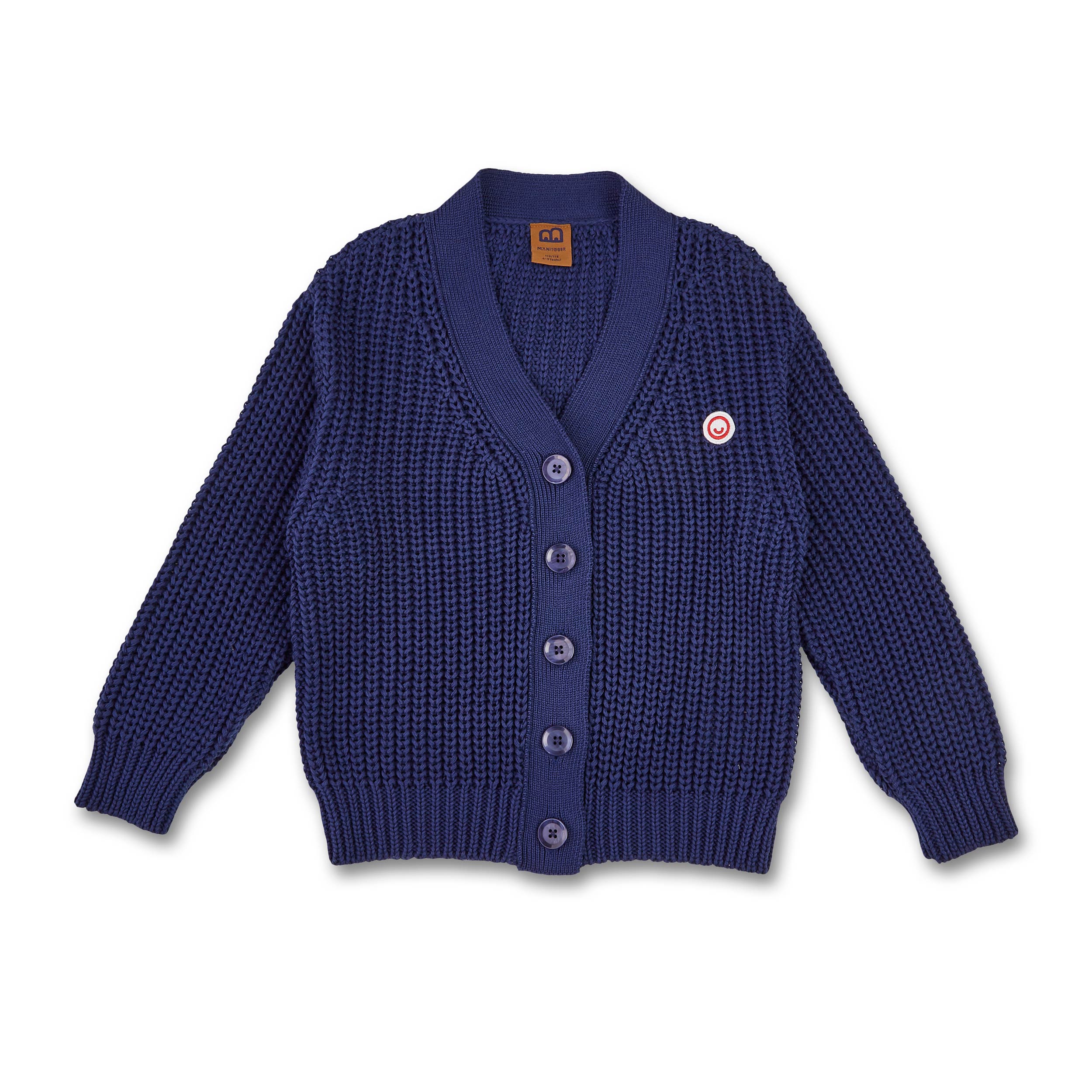 Dunkelblauer Strickcardigan mit fünf Knöpfen und einem kleinen, runden Abzeichen auf der linken Brust.