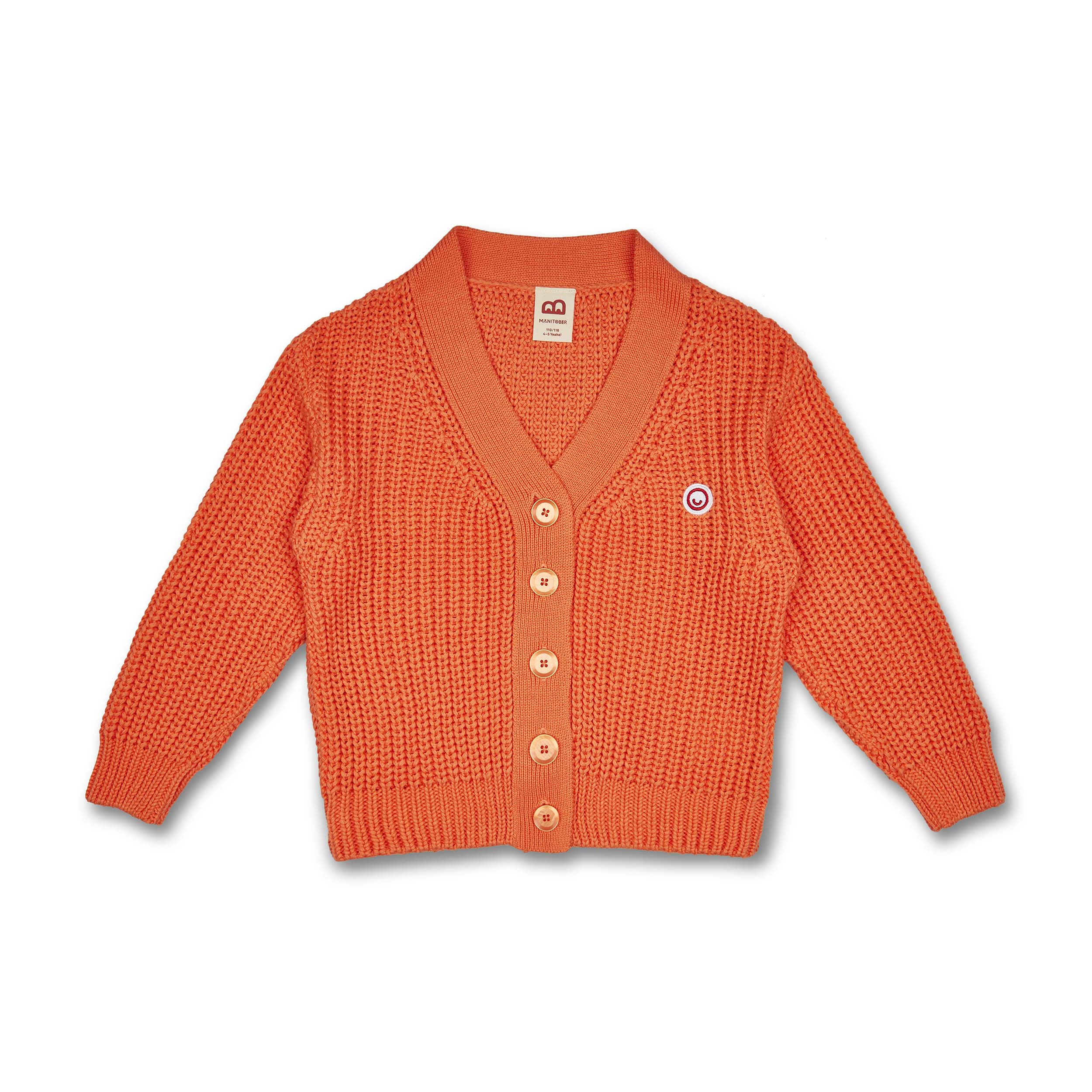 Orangefarbener Strickcardigan mit Knöpfen und V-Ausschnitt, verziert mit einem kleinen Logo-Abzeichen auf der Brust.