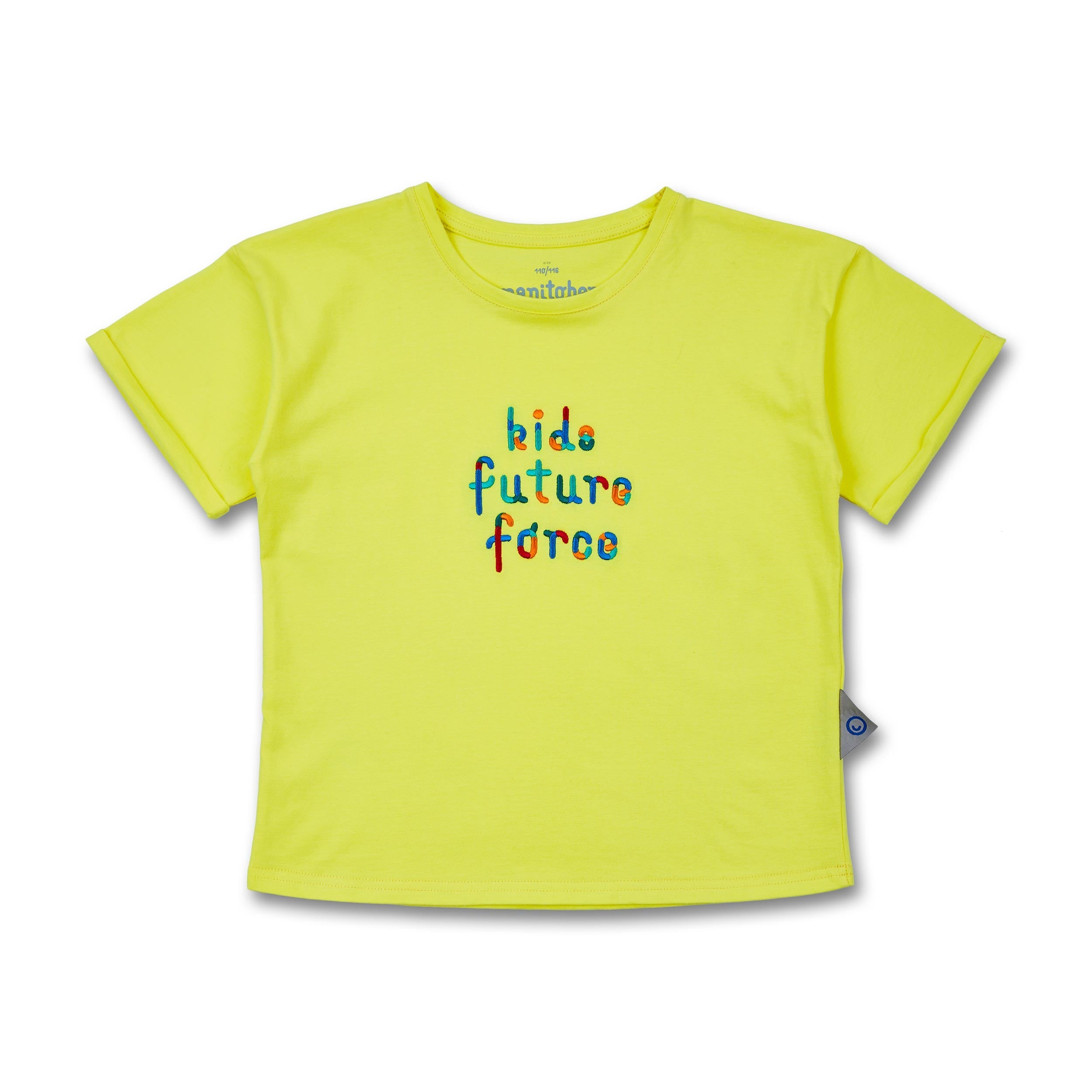 Gelbes T-Shirt mit buntem Aufdruck "kids future force" in der Mitte.